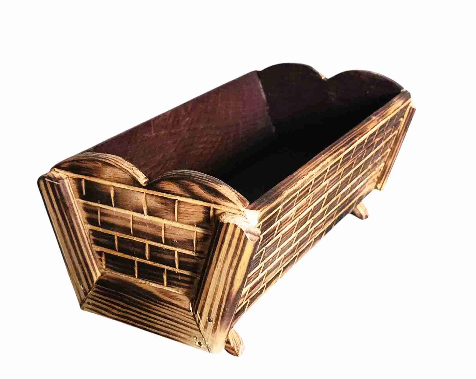 Rustykalna drewniana skrzyneczka z ręcznie rzeźbionym motywem cegiełki 4