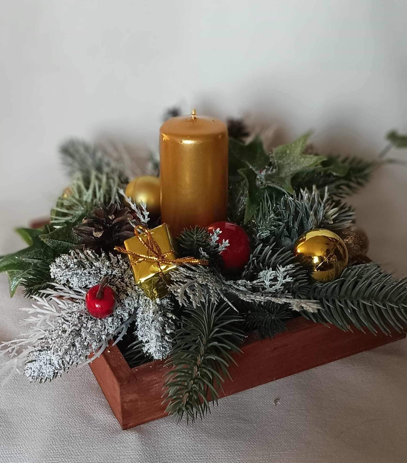 Stroik ze złotą świecą 0