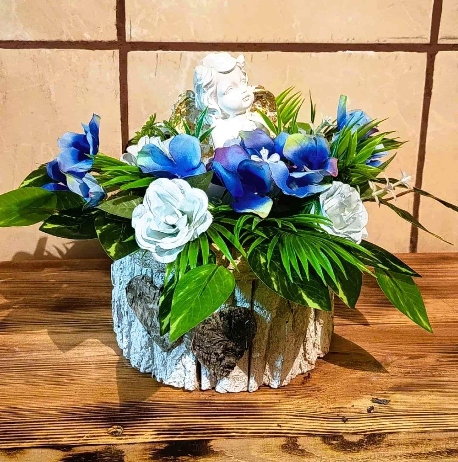 Kompozycja kwiatowa z aniołkiem 2