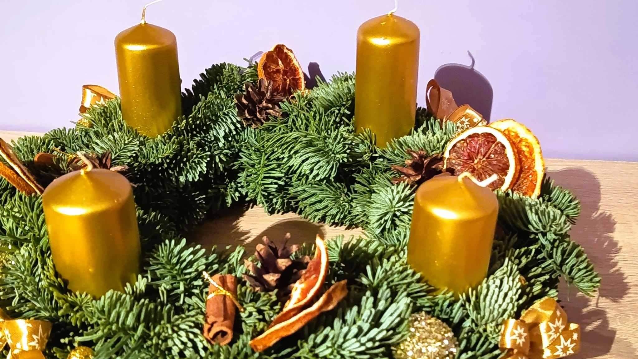 Wianek adwentowy - złoty 2