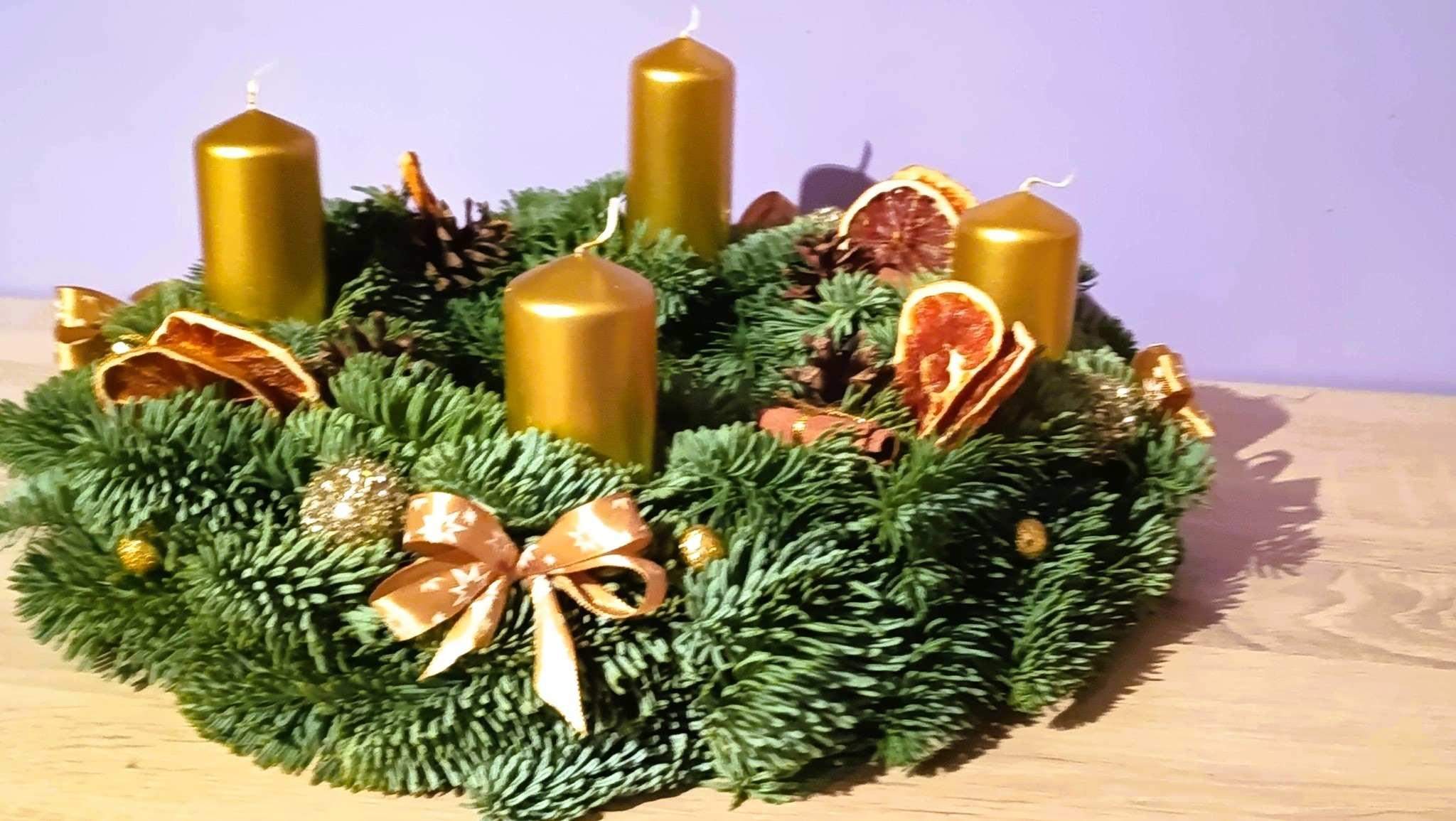 Wianek adwentowy - złoty 1