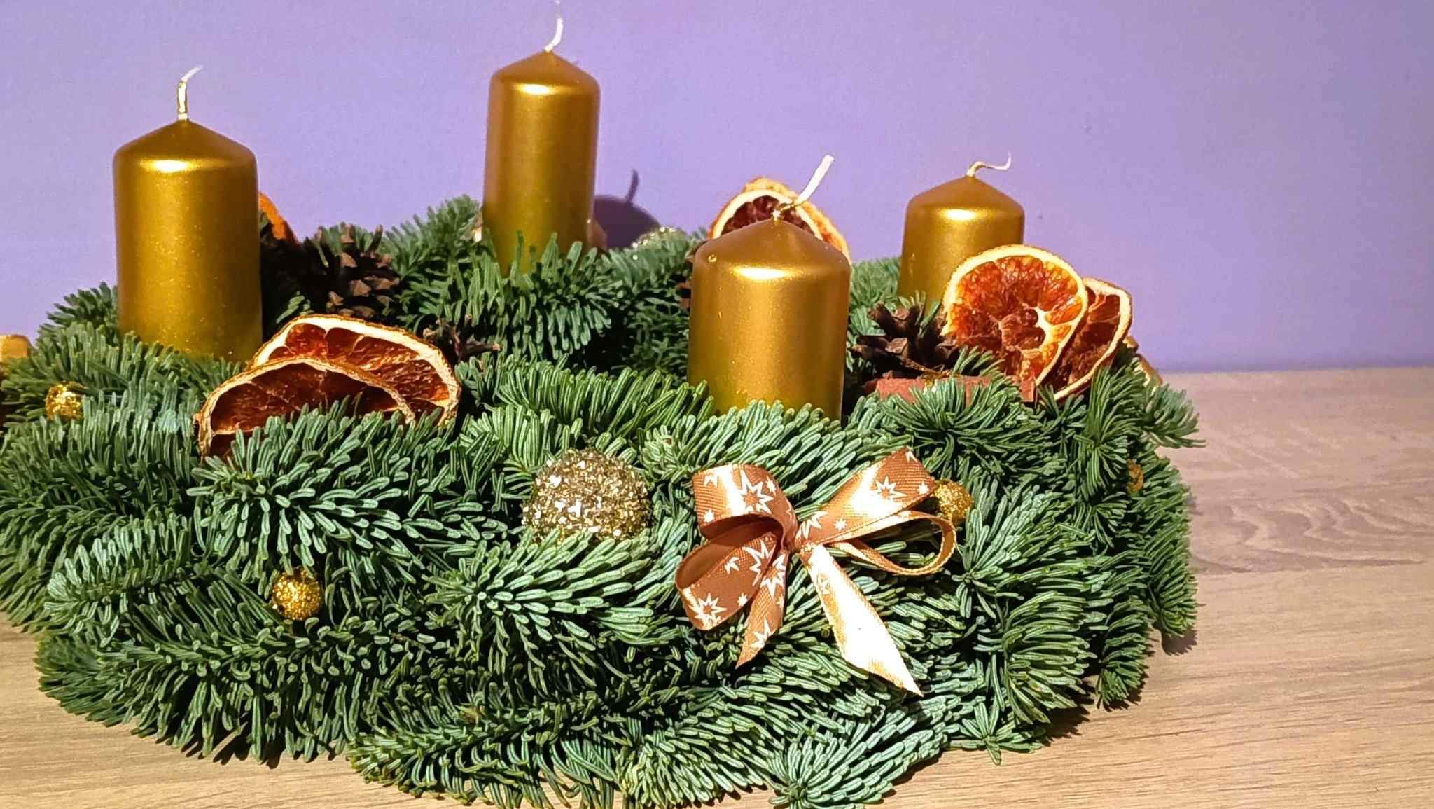 Wianek adwentowy - złoty 3