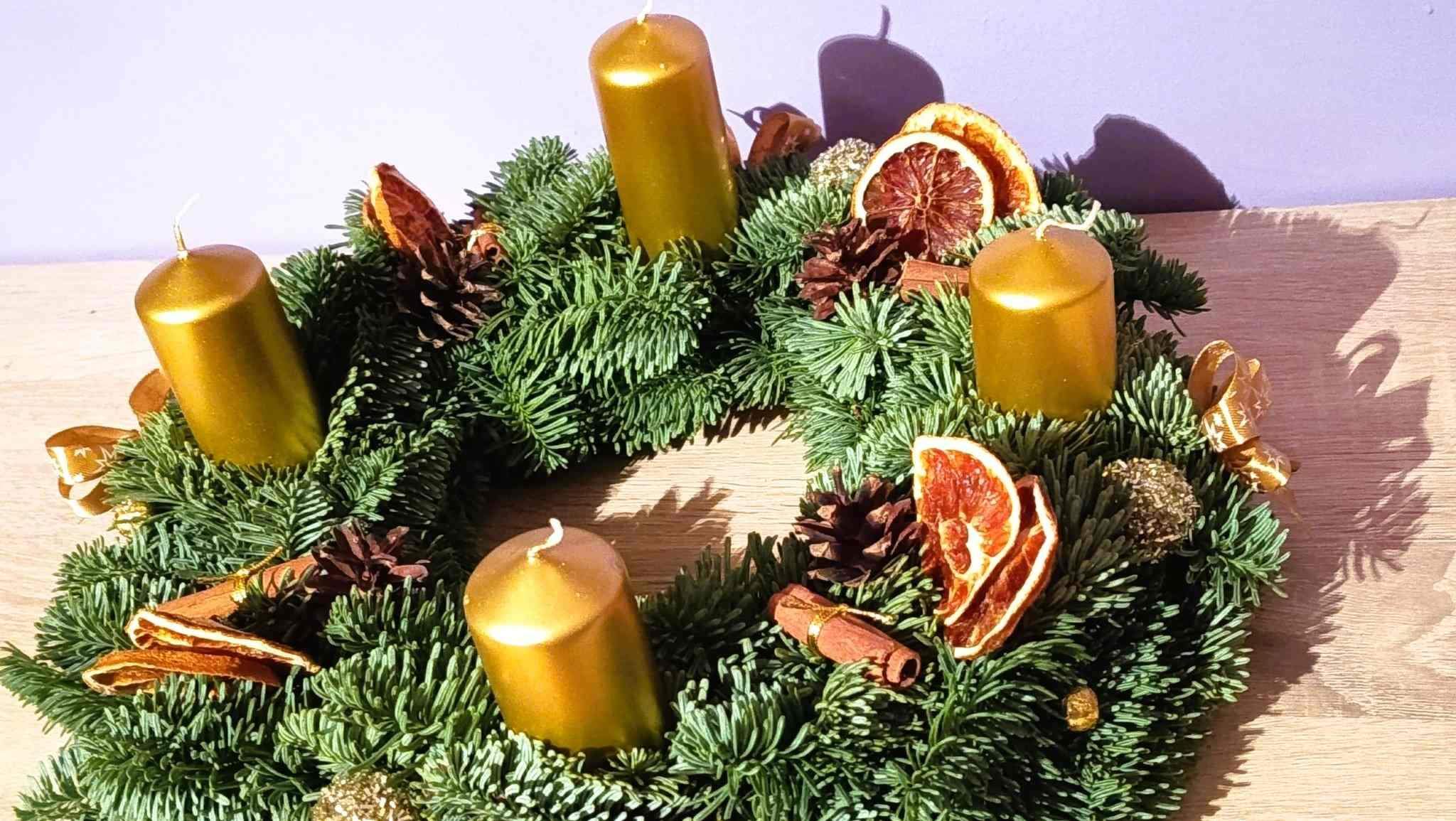 Wianek adwentowy - złoty 4