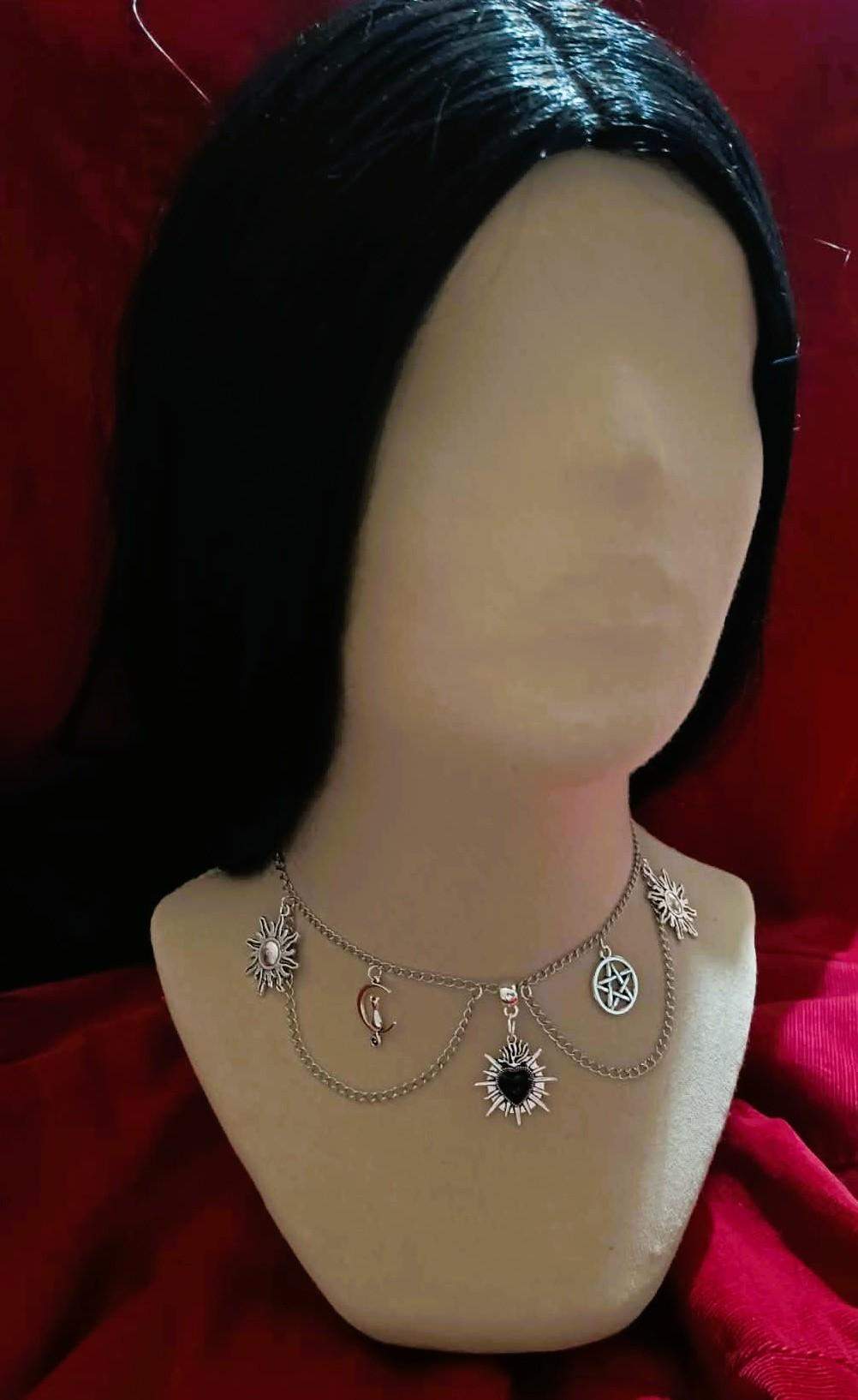 Choker w stylu gotyckim - serce w płonieniach, pentagram, kot na księżycu i dwa słońca #0028 4