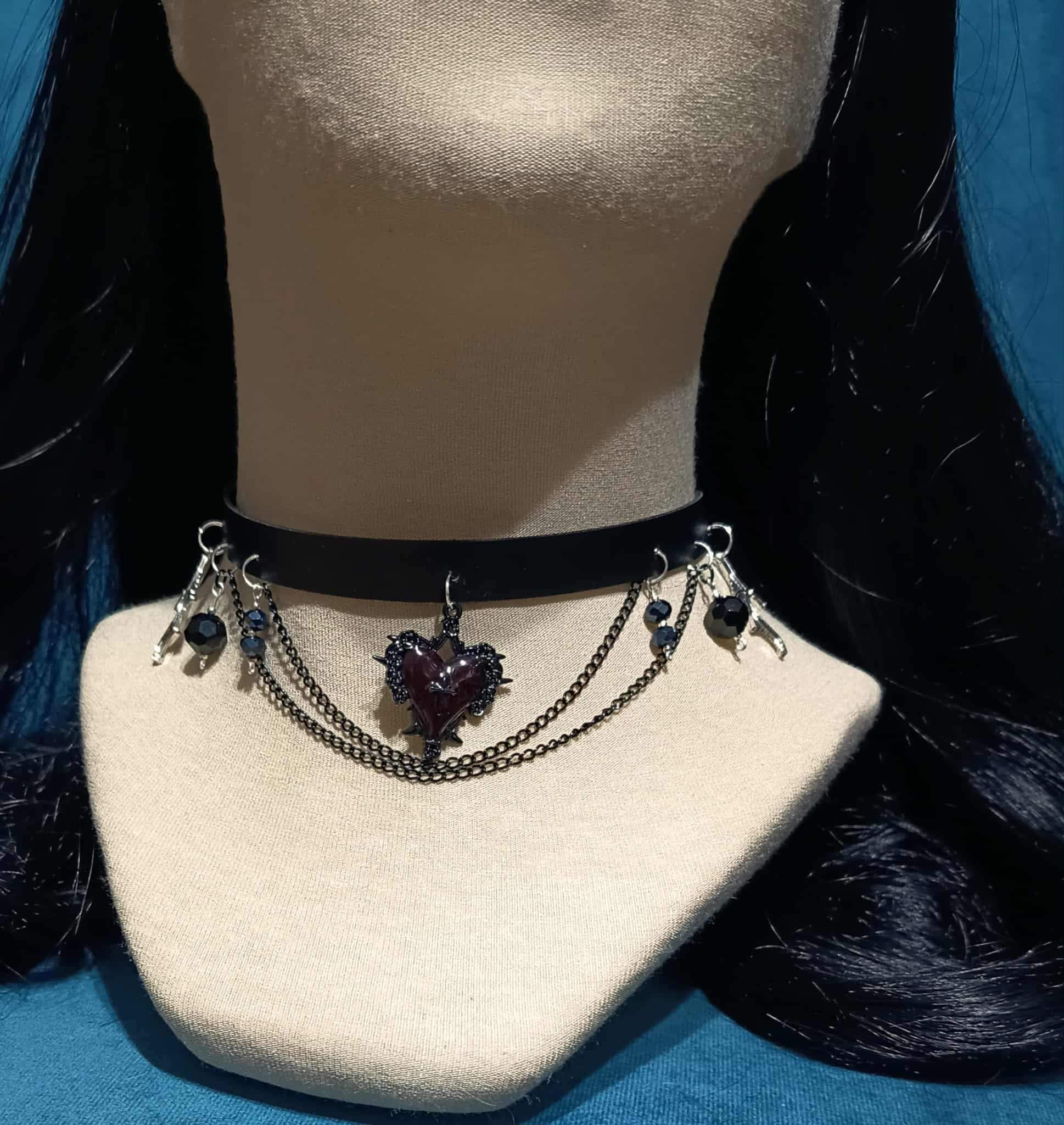 Gotycki choker z czarnym sercem 0