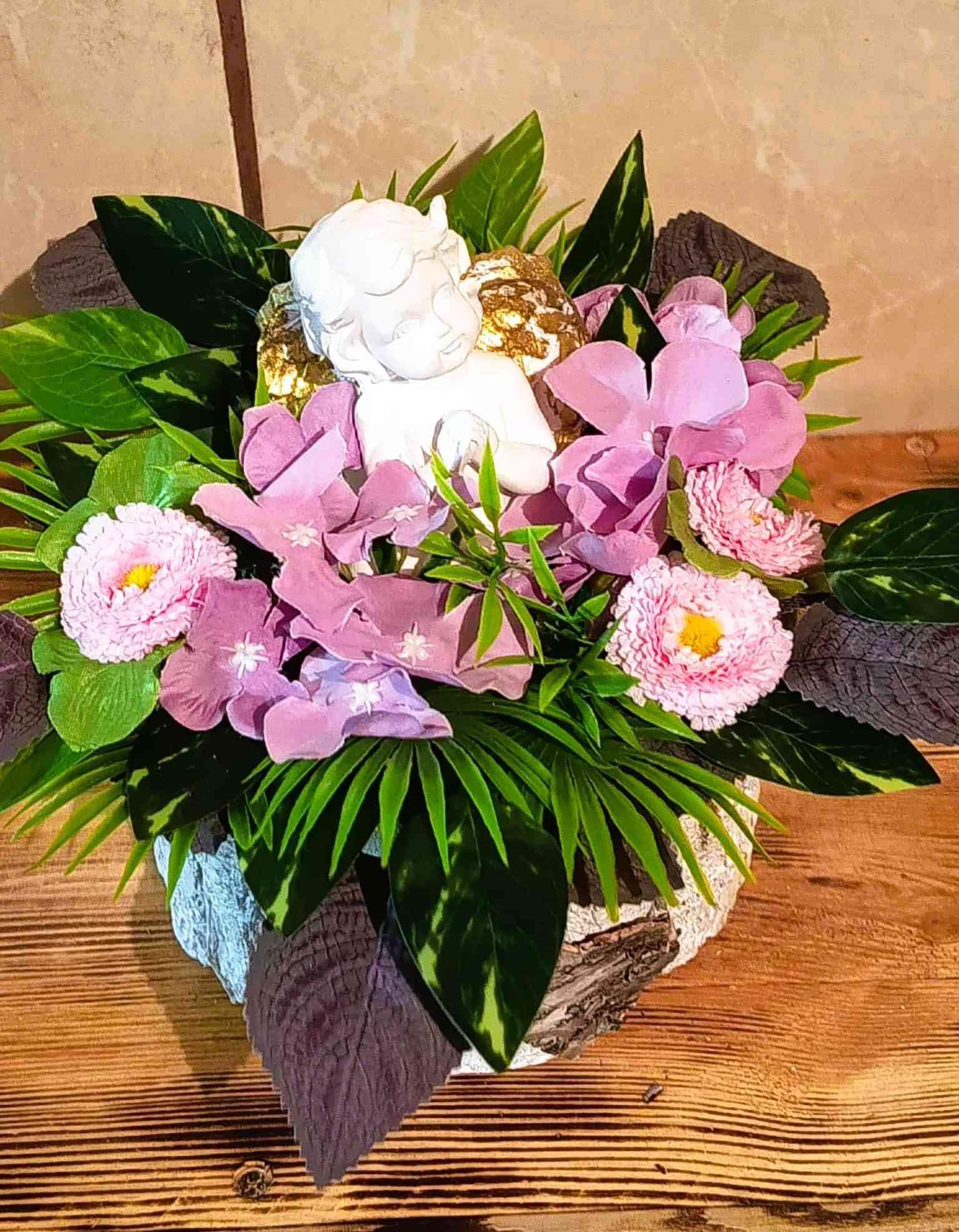 Kompozycja kwiatowa z aniołkiem (2) 1