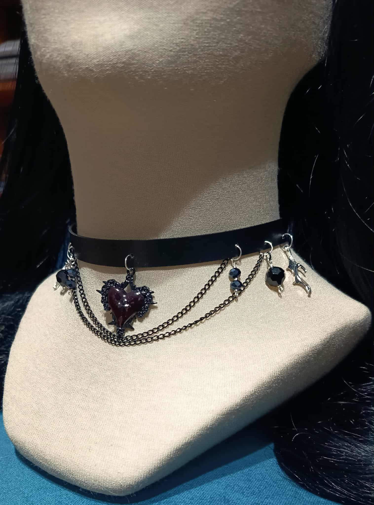 Gotycki choker z czarnym sercem 1