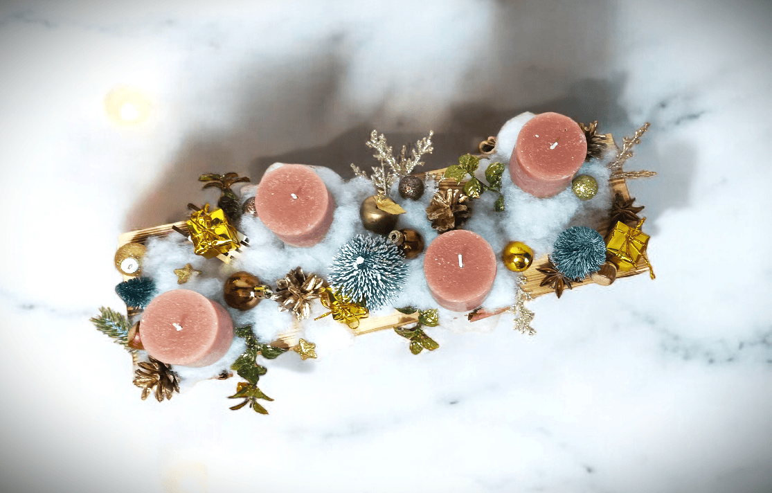 Stroik z 4 świecami na podstawie z drewna. 4