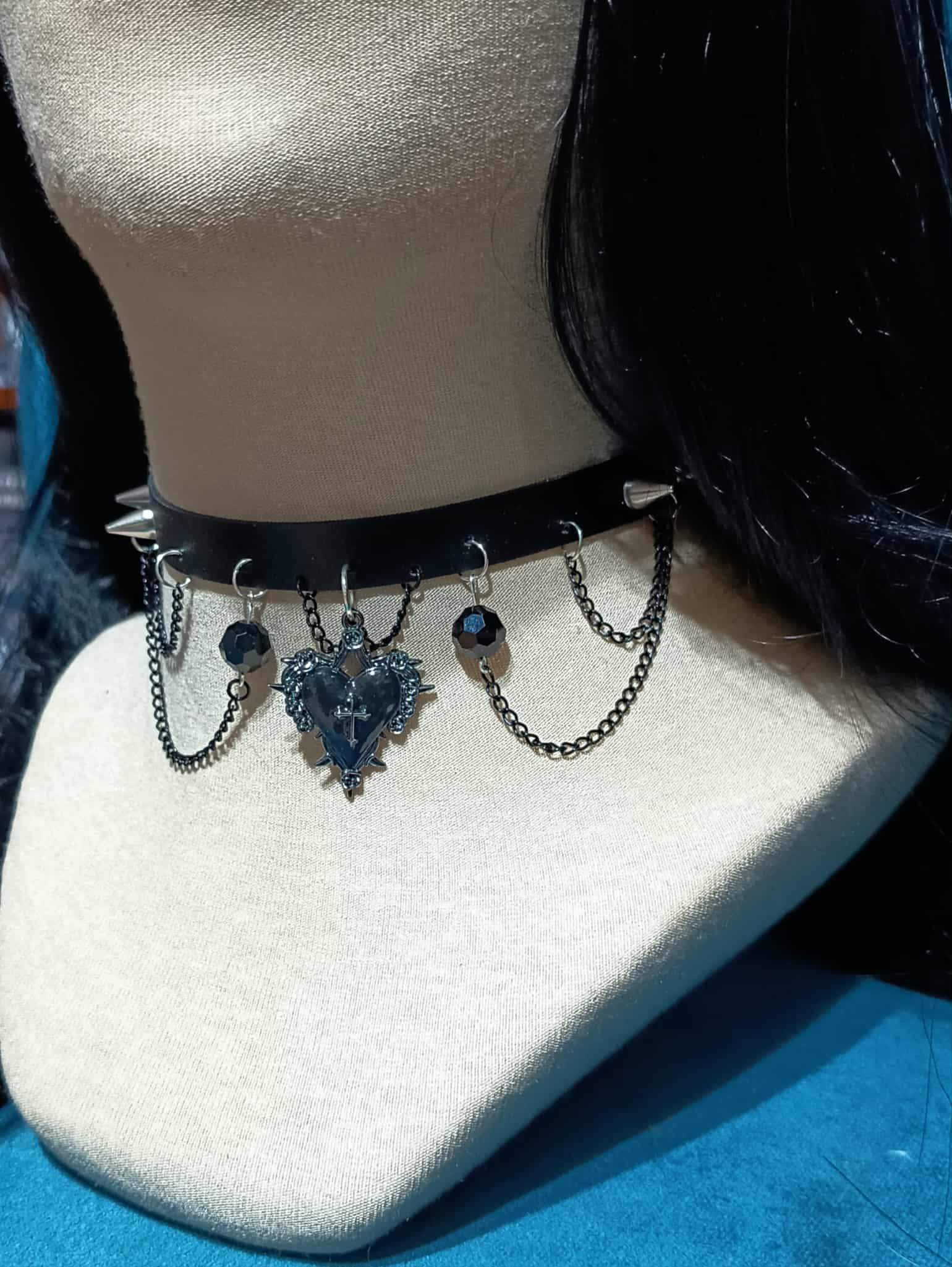 Choker w styku gotyckim z czarnym sercem. 1