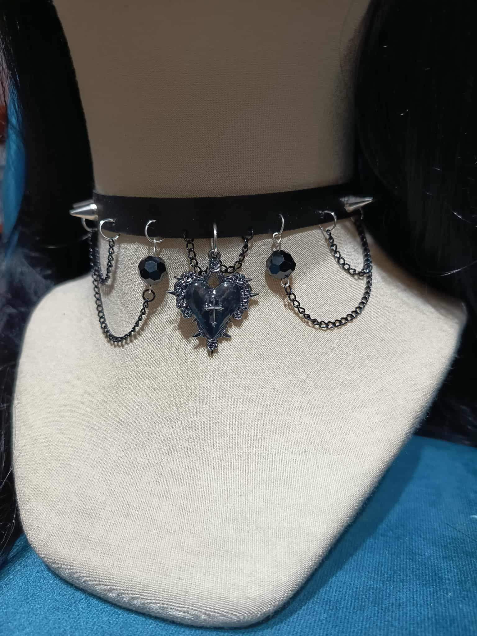 Choker w styku gotyckim z czarnym sercem. 3