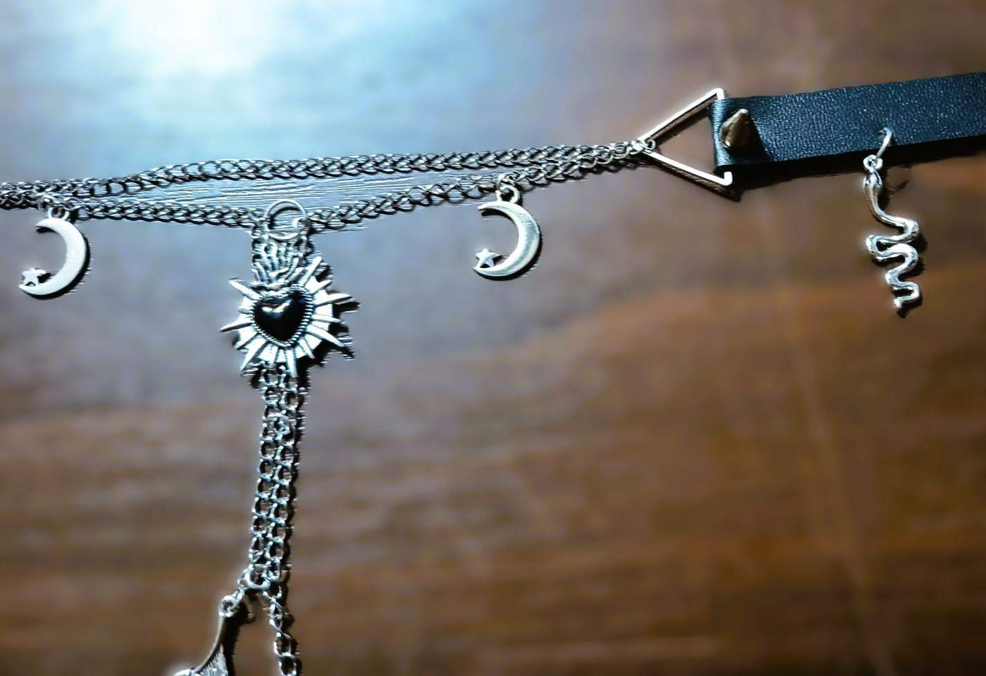 Choker w stylu gotyckim - serce w płonieniach , księżyce i węże#0023 7