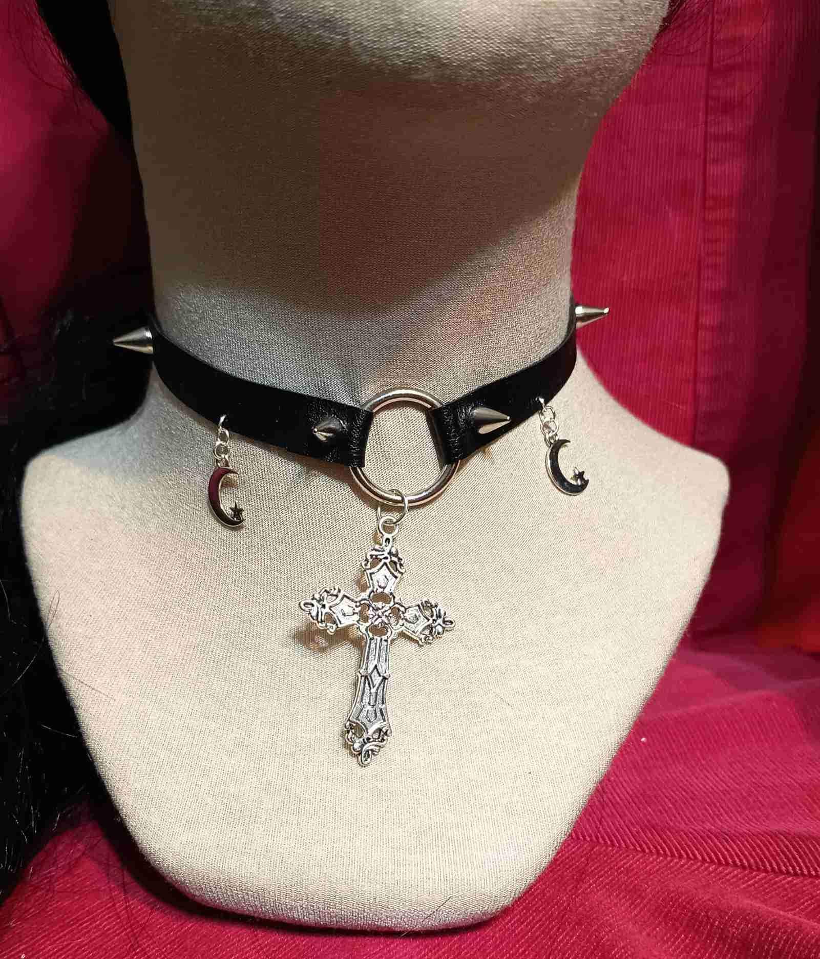 Choker w stylu gotyckim z krzyżem 0