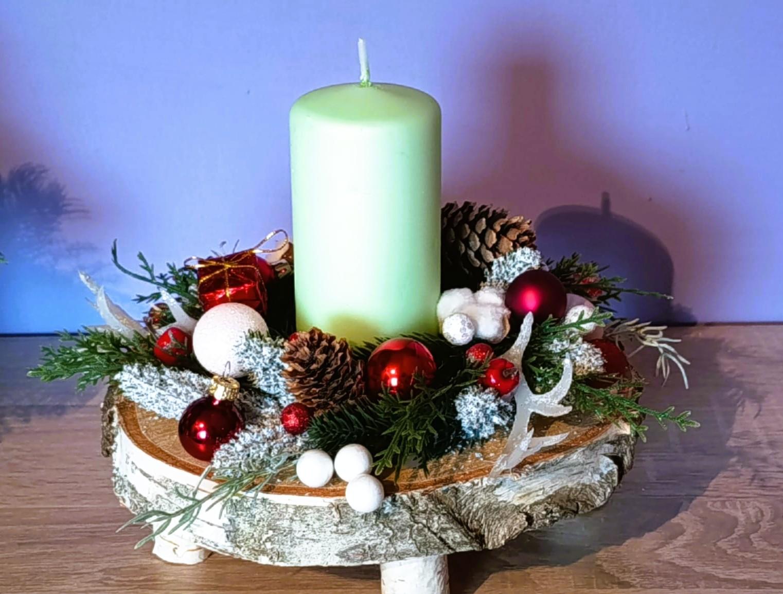 Dekoracja świąteczna ze świecą na plastrze brzozy. 3