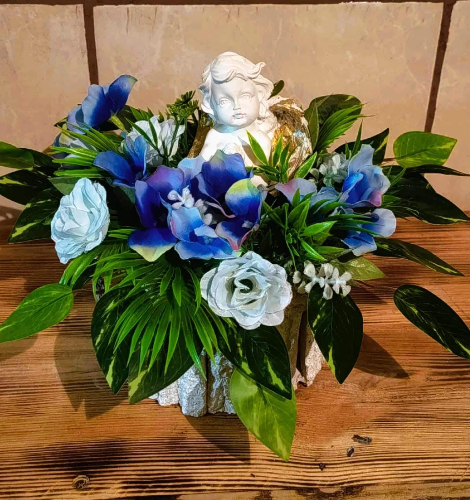 Kompozycja kwiatowa z aniołkiem 0