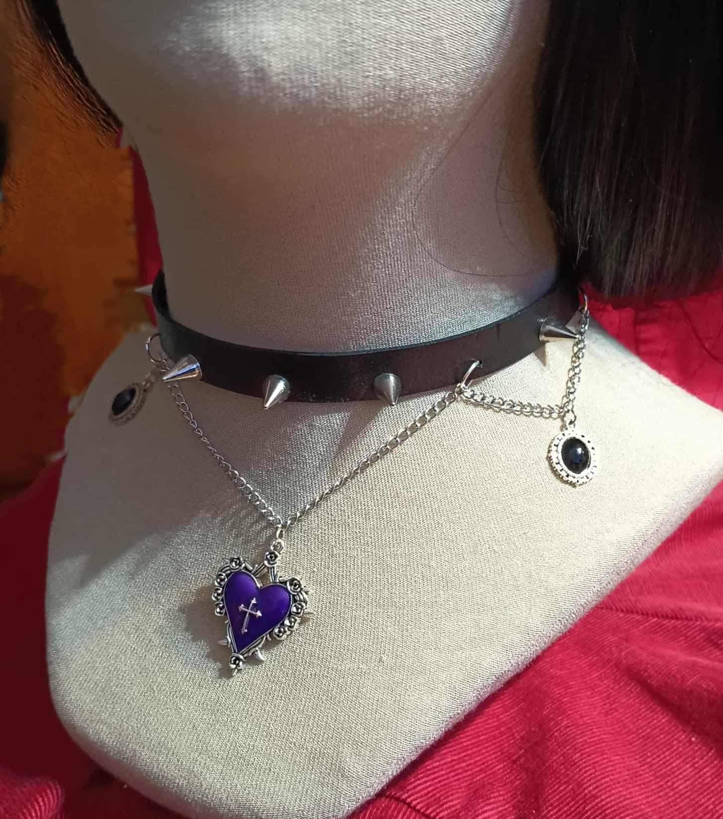 Gotycki choker z sercem w kolorze fioletu 2