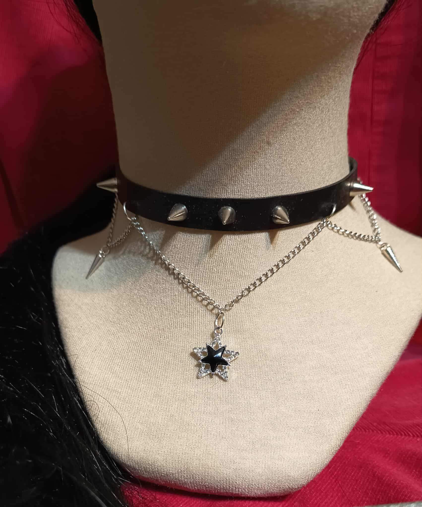 Choker w stylu gotyckim z gwiazdką i soplami 0