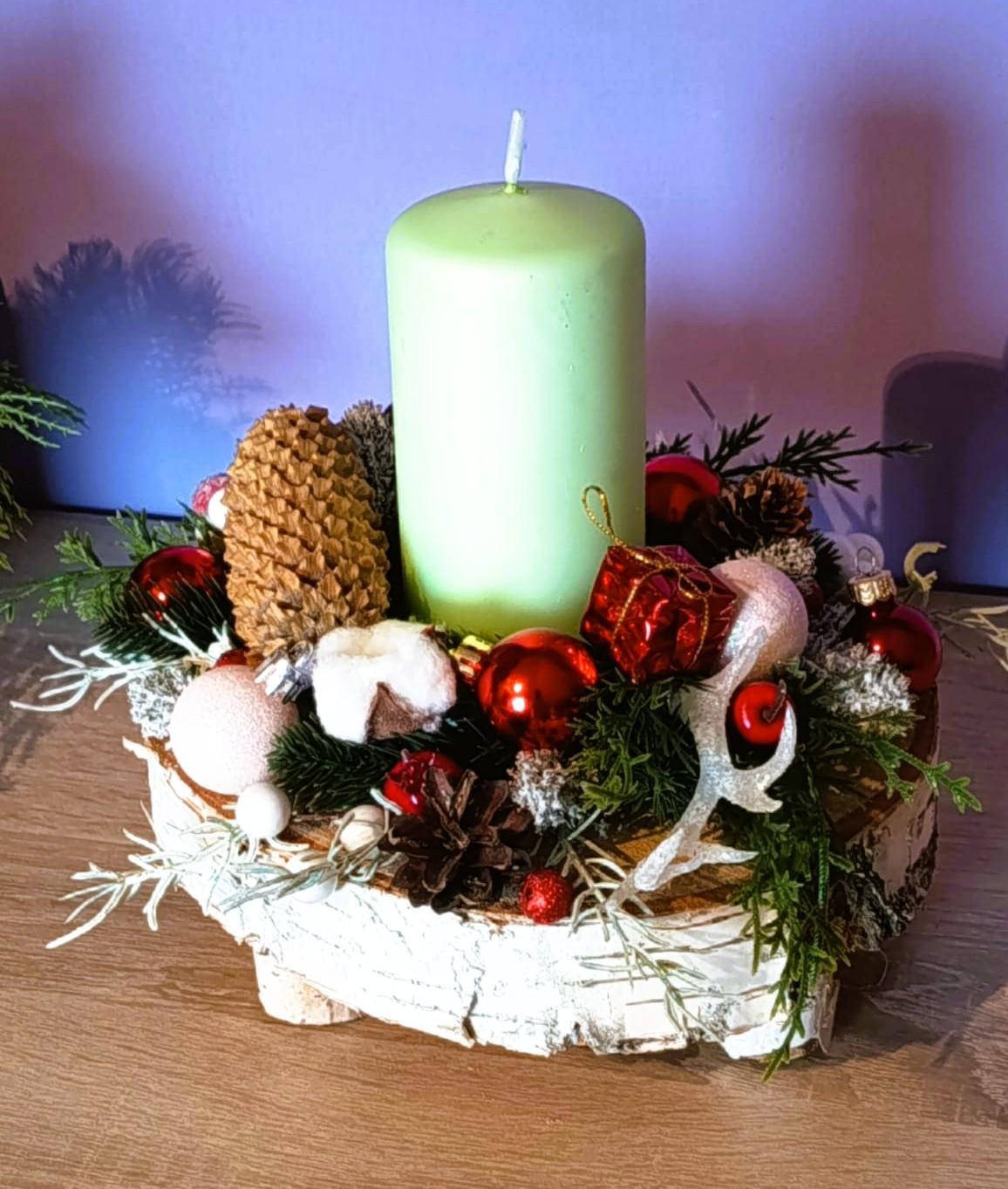 Dekoracja świąteczna ze świecą na plastrze brzozy. 4