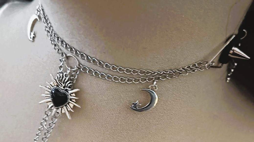 Choker w stylu gotyckim - serce w płonieniach , księżyce i węże#0023 4