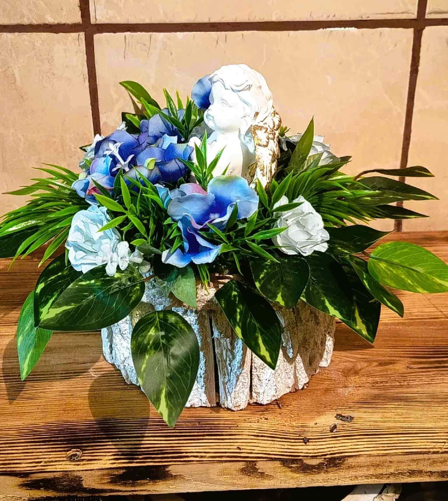 Kompozycja kwiatowa z aniołkiem 1