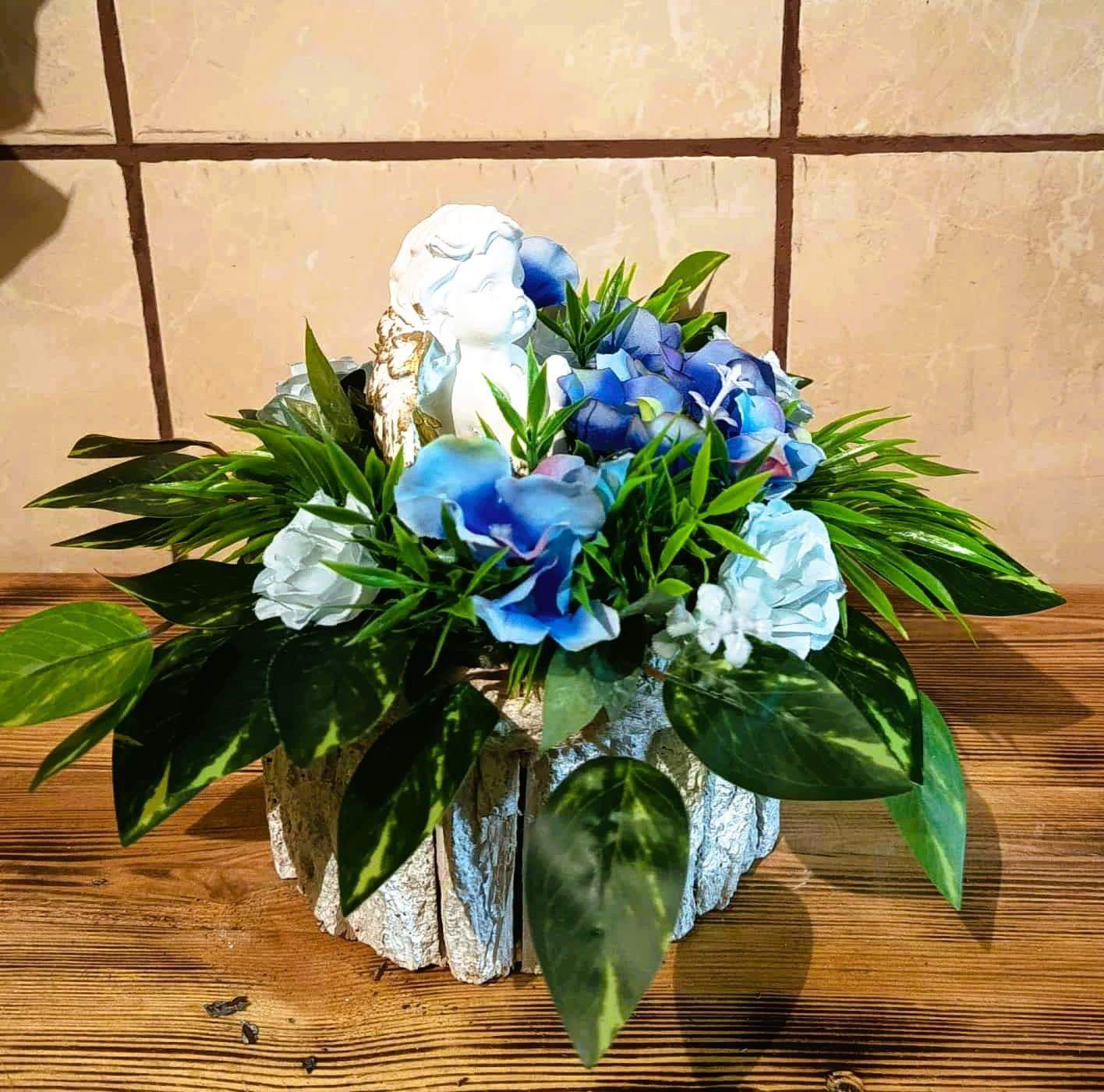 Kompozycja kwiatowa z aniołkiem 4