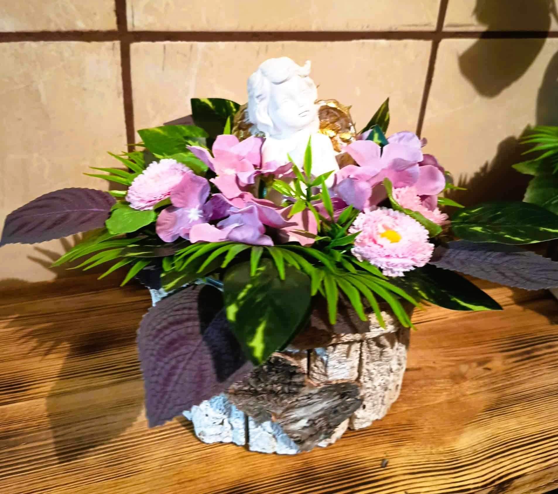 Kompozycja kwiatowa z aniołkiem (2) 5