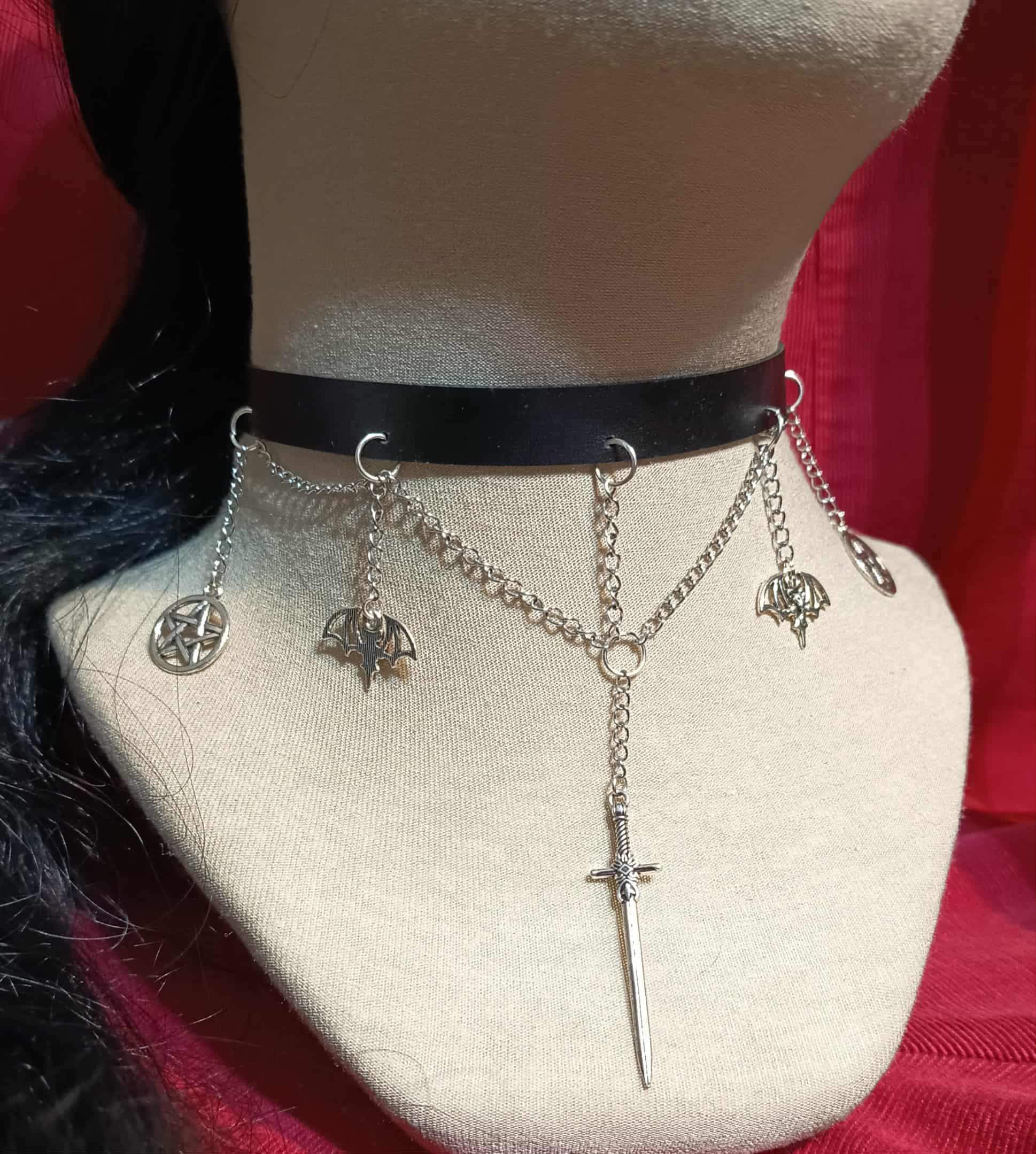 Gotycki choker z motywem nietoperzy, pentagramów i miecza 0