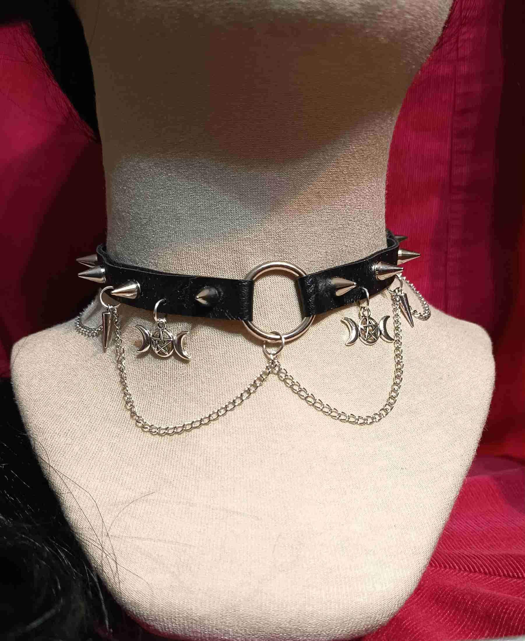 Gotycki choker z potrójnym księżycem i łańcuszkami 0
