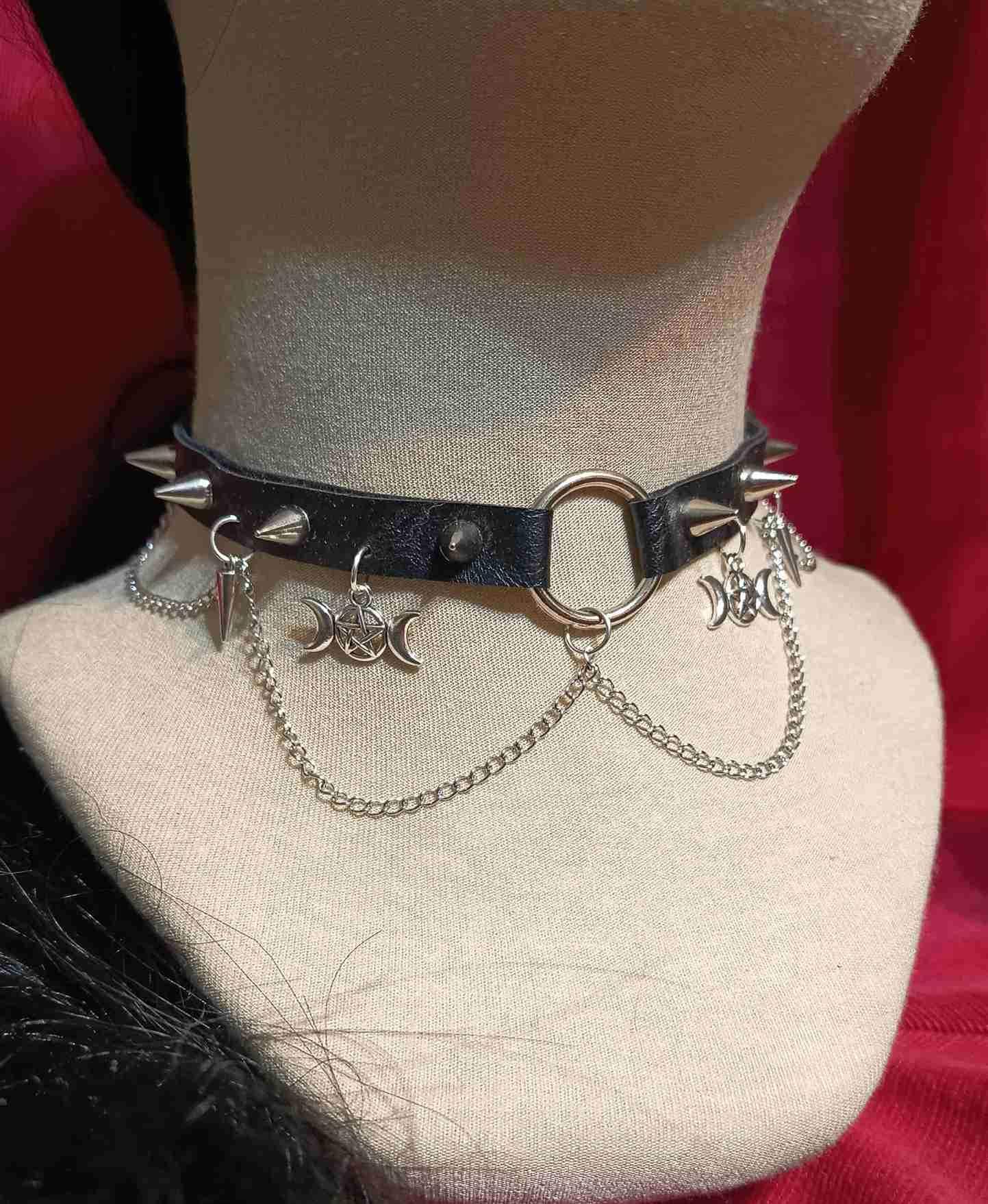 Gotycki choker z potrójnym księżycem i łańcuszkami 3