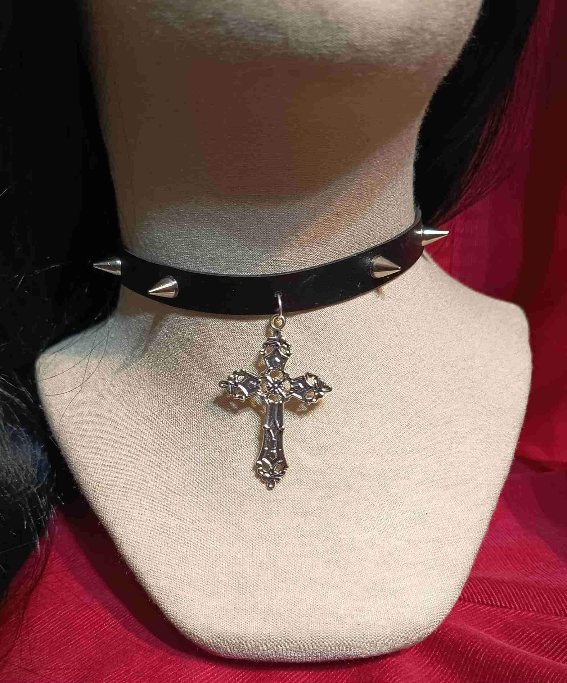 Choker w stylu gotyckim z krzyżem i ćwiekami 0