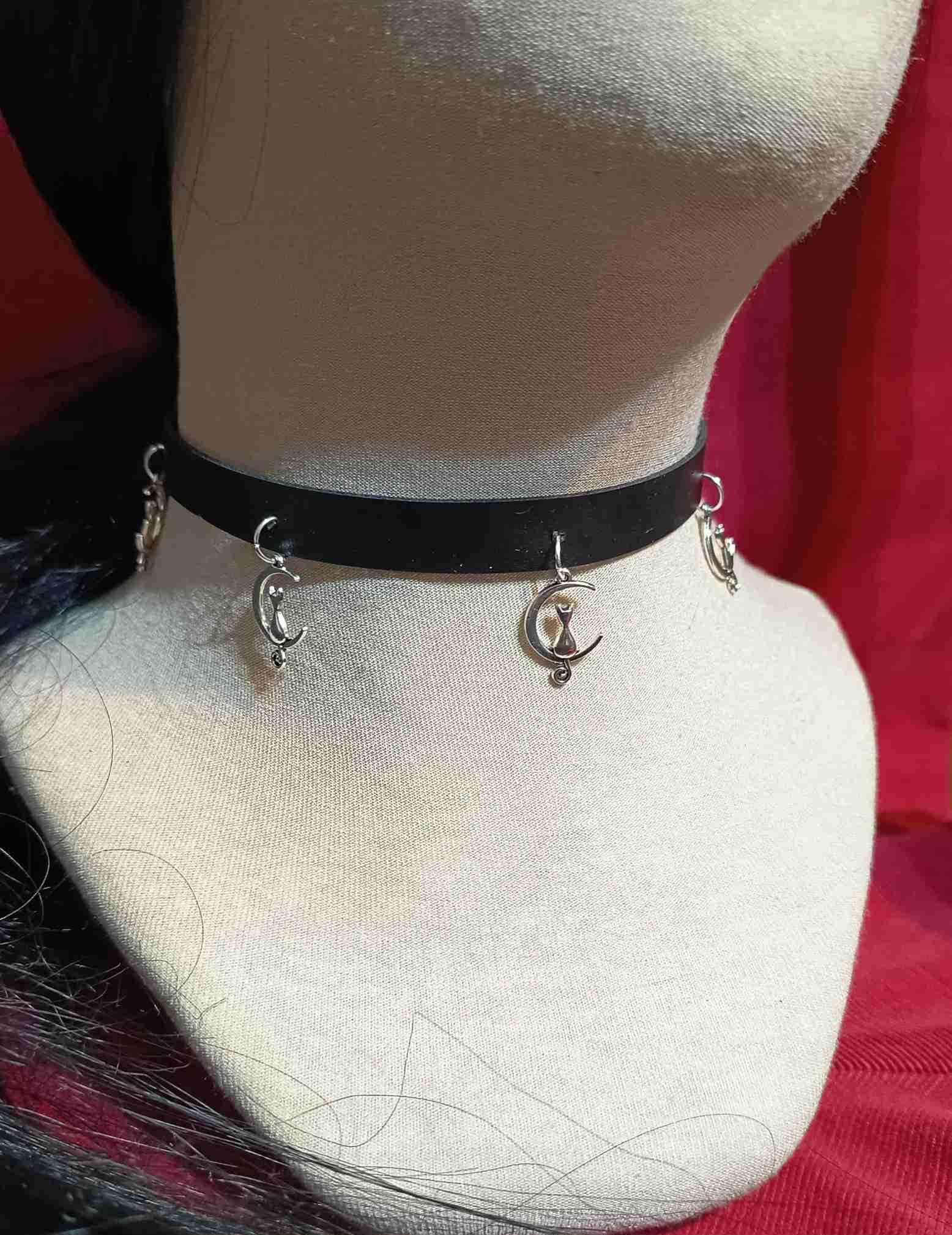 Choker z czarnymi kotami na księżycu 0