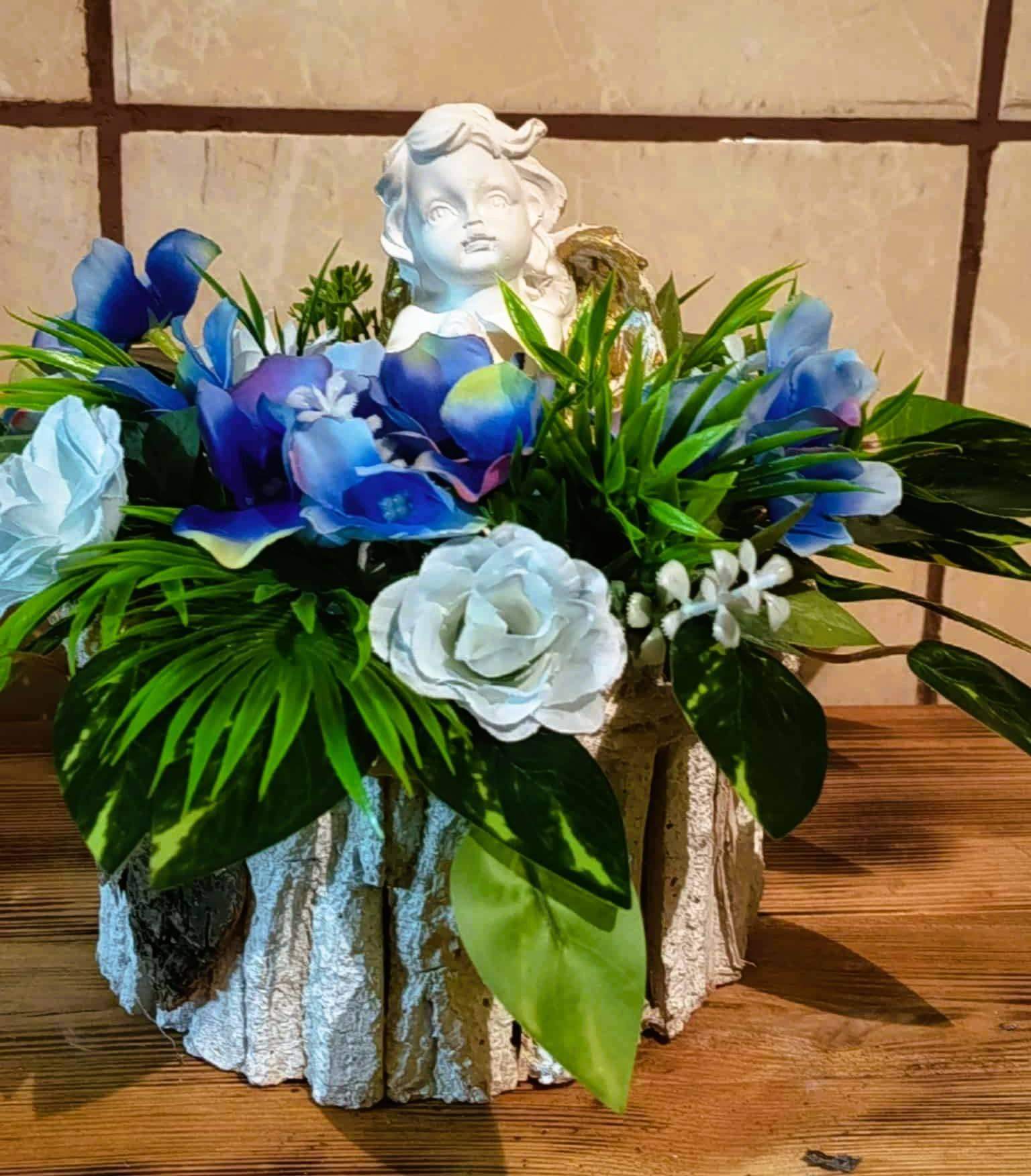 Kompozycja kwiatowa z aniołkiem 3