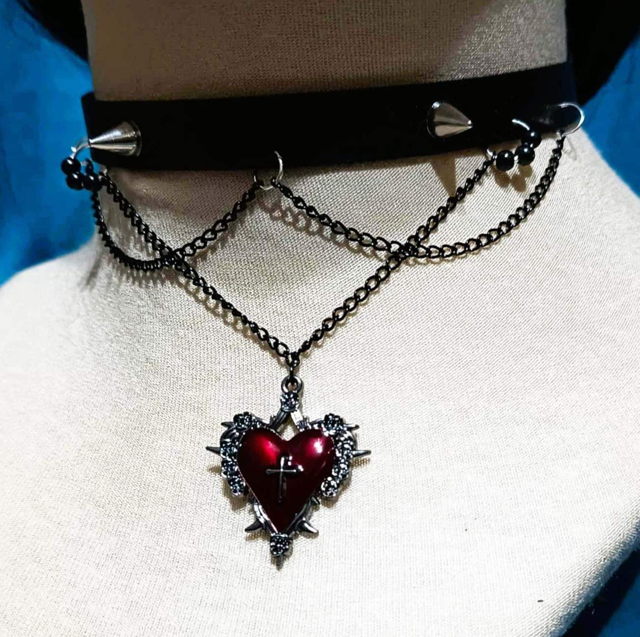 Gotycki choker z sercem w kolorze głębokiej czerwieni 0