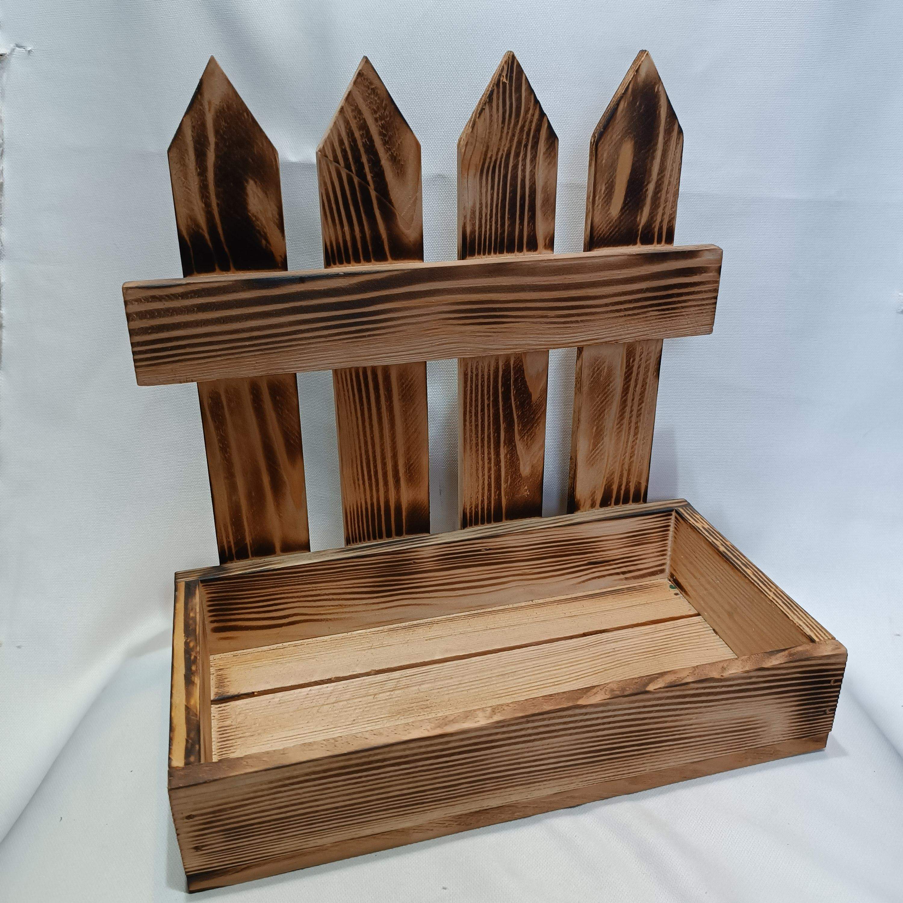 Drewniana skrzyneczka do kwiatów z płotem. 0