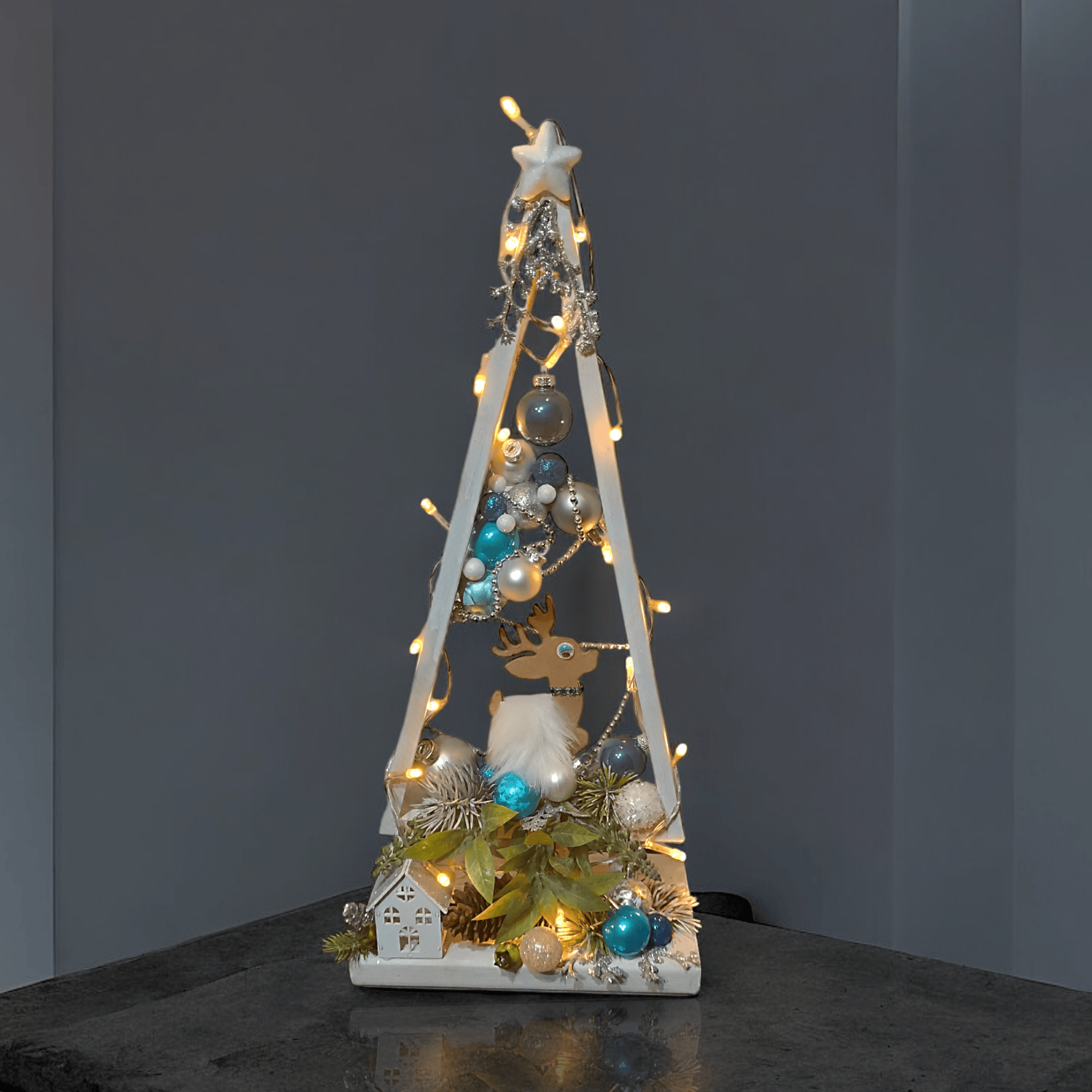 Świąteczna, drewniana choinka z lampkami 0