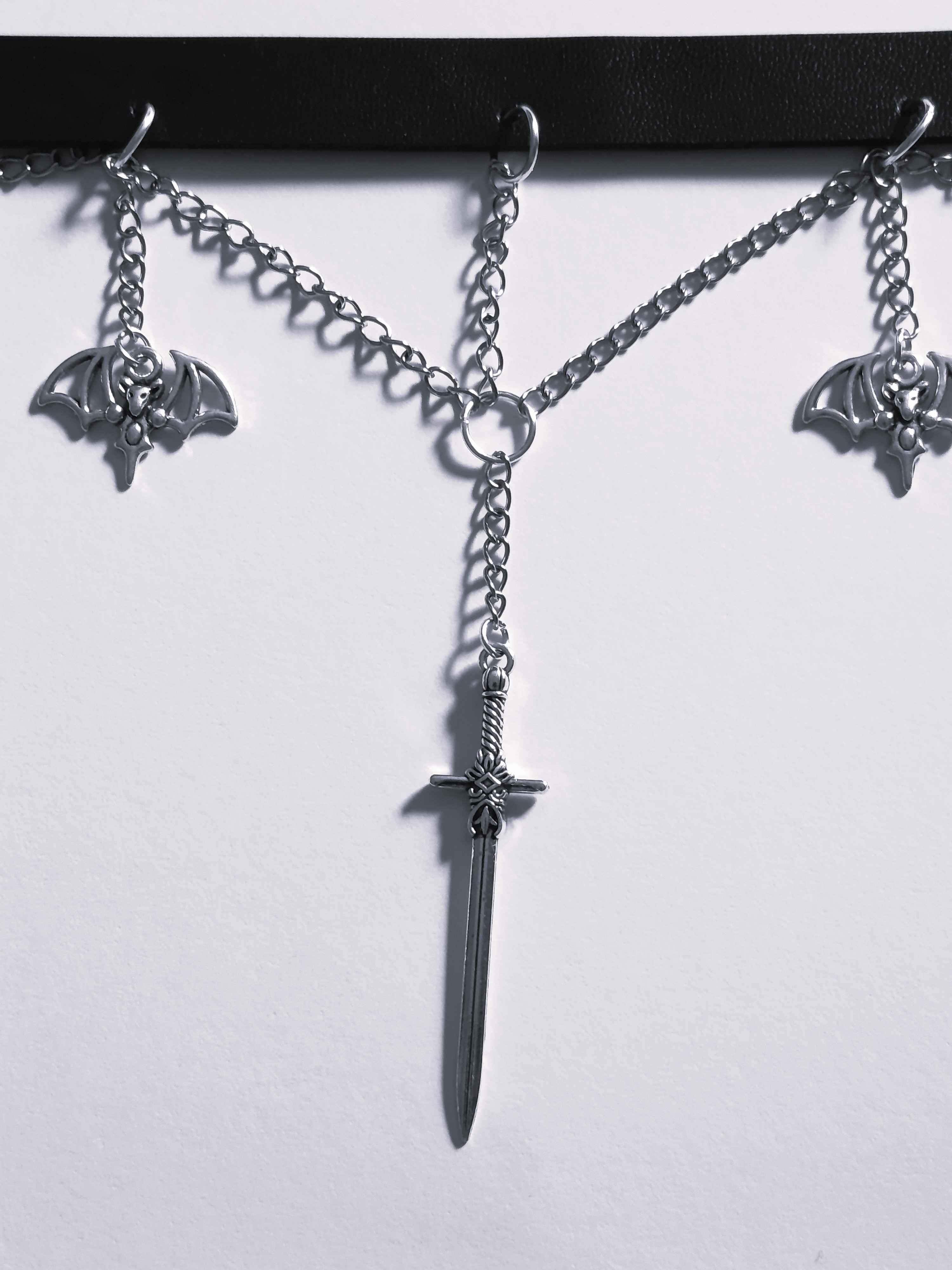 Gotycki choker z motywem nietoperzy, pentagramów i miecza 2