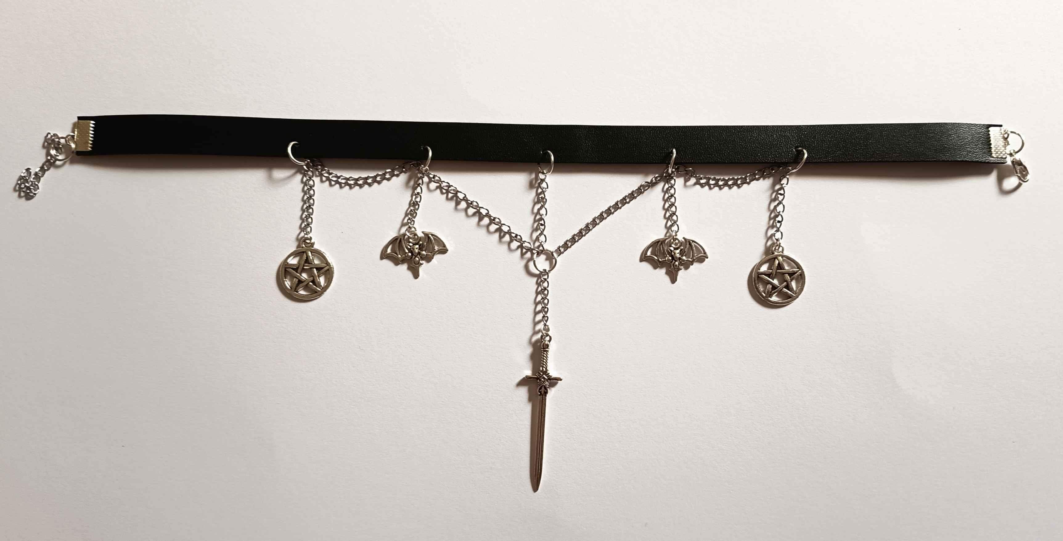 Gotycki choker z motywem nietoperzy, pentagramów i miecza 1