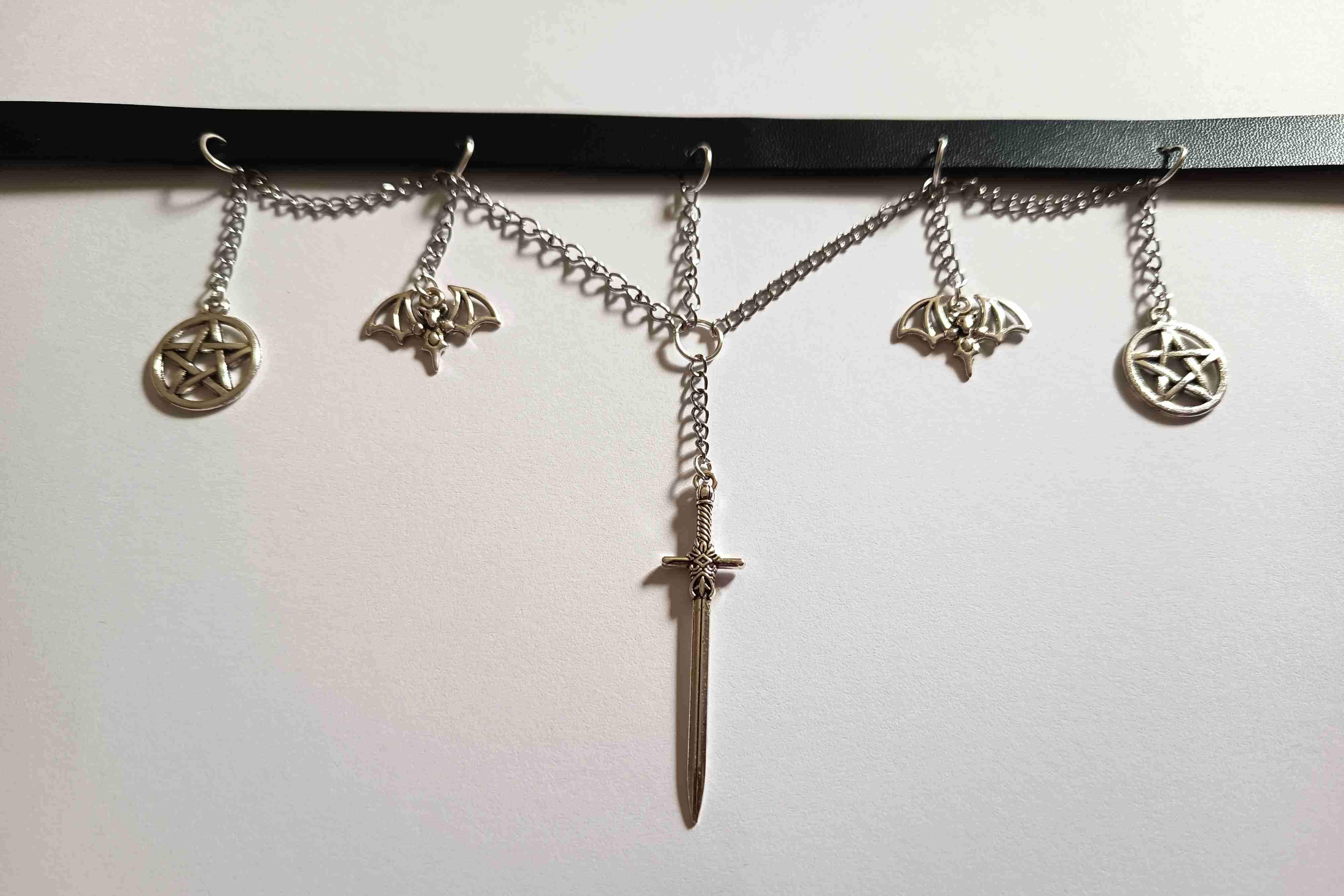 Gotycki choker z motywem nietoperzy, pentagramów i miecza 6