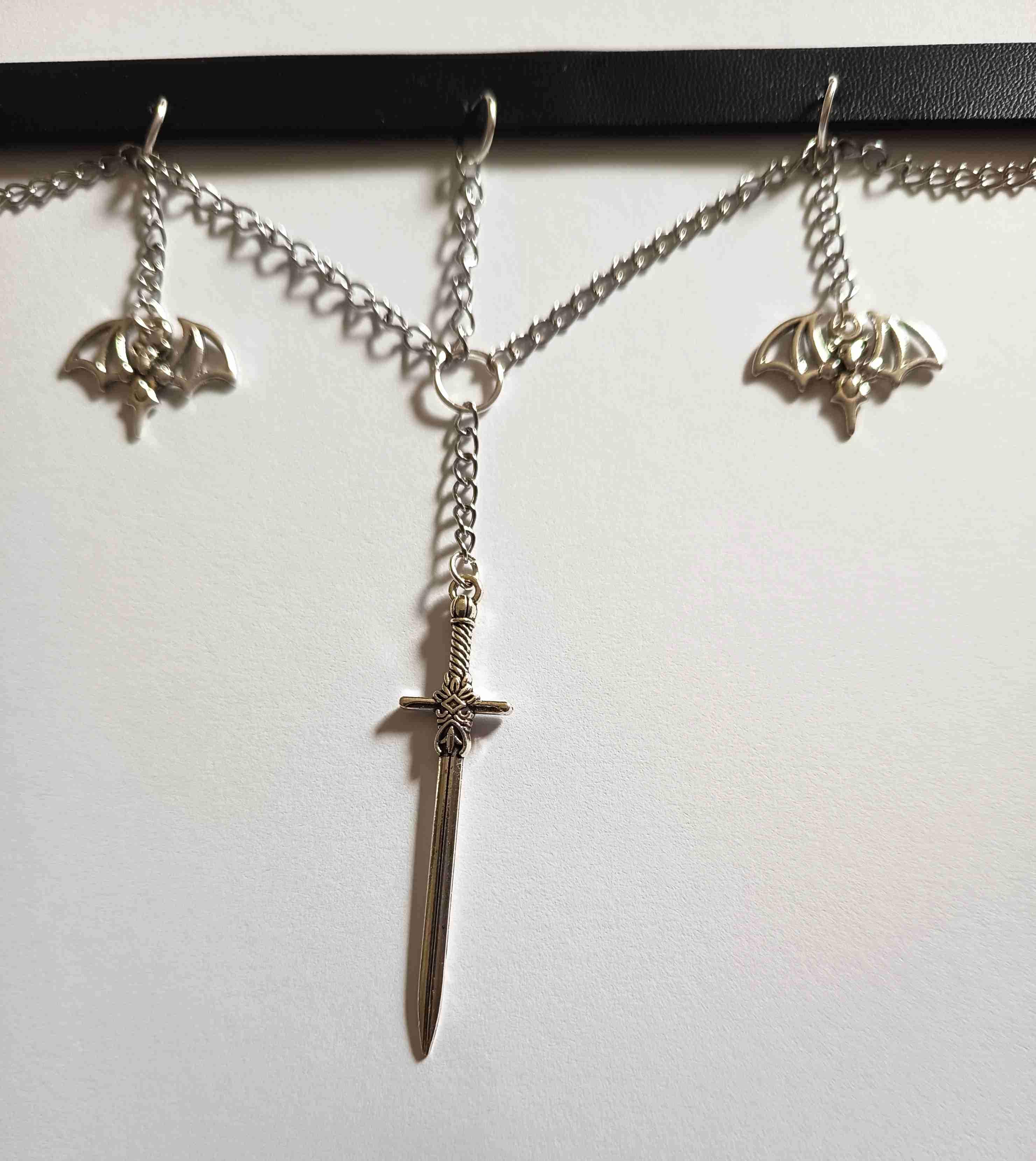 Gotycki choker z motywem nietoperzy, pentagramów i miecza 7