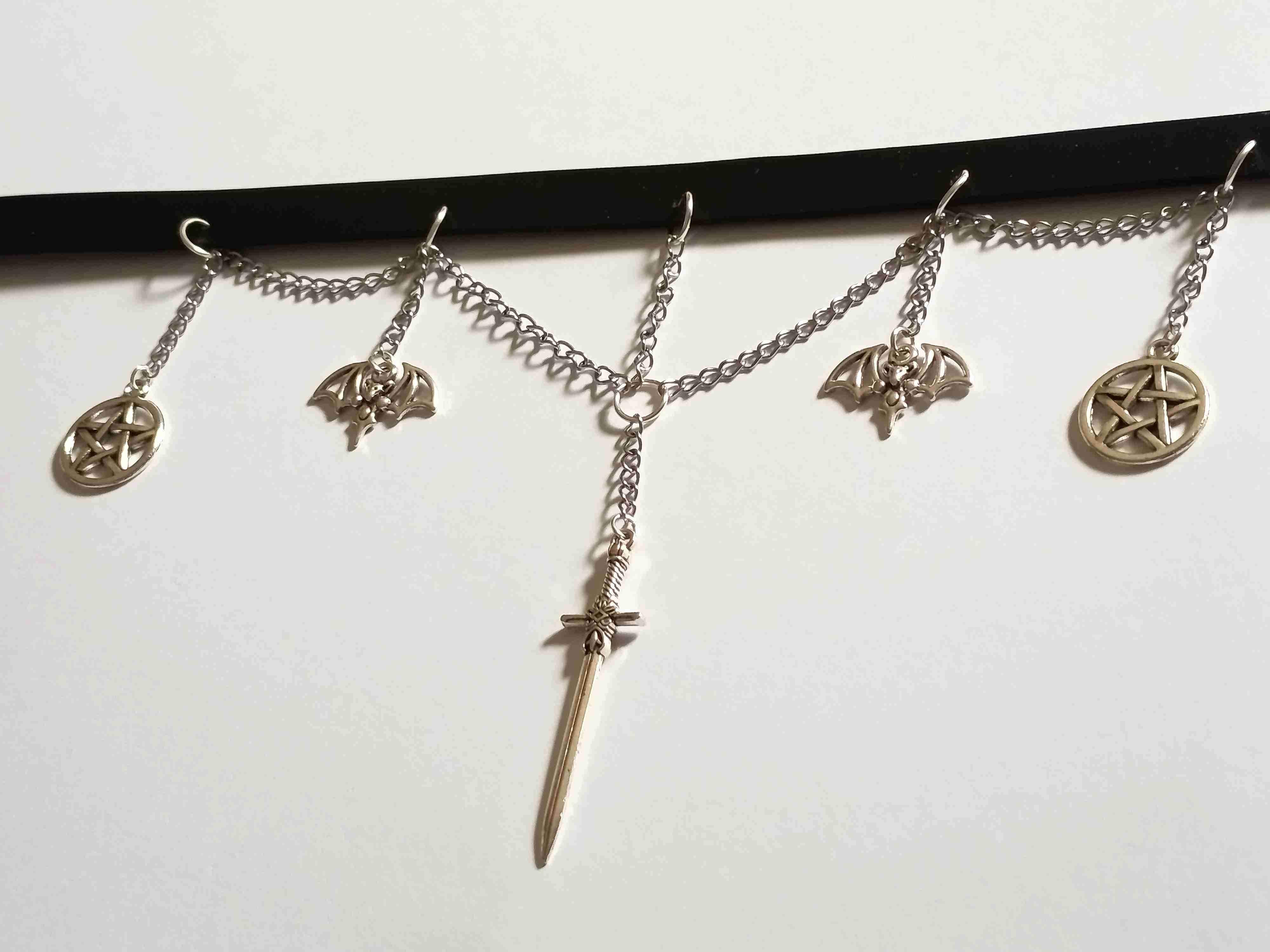 Gotycki choker z motywem nietoperzy, pentagramów i miecza 3