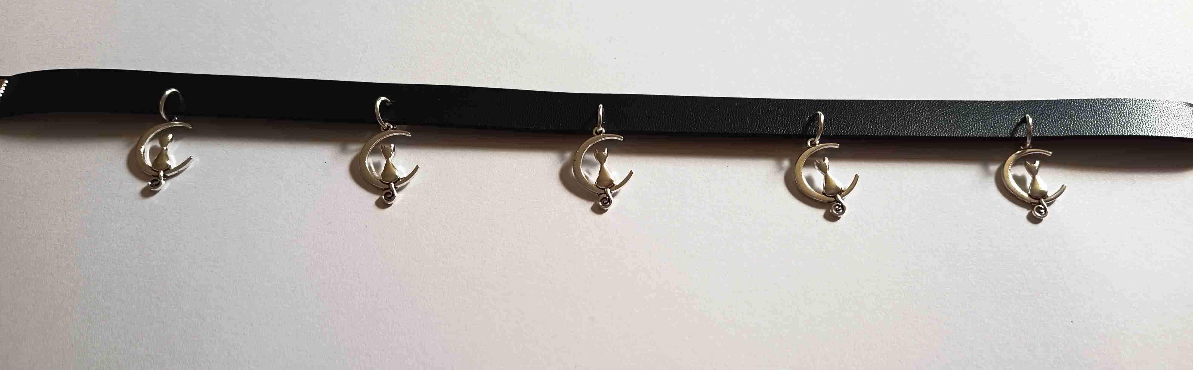 Choker z czarnymi kotami na księżycu 4