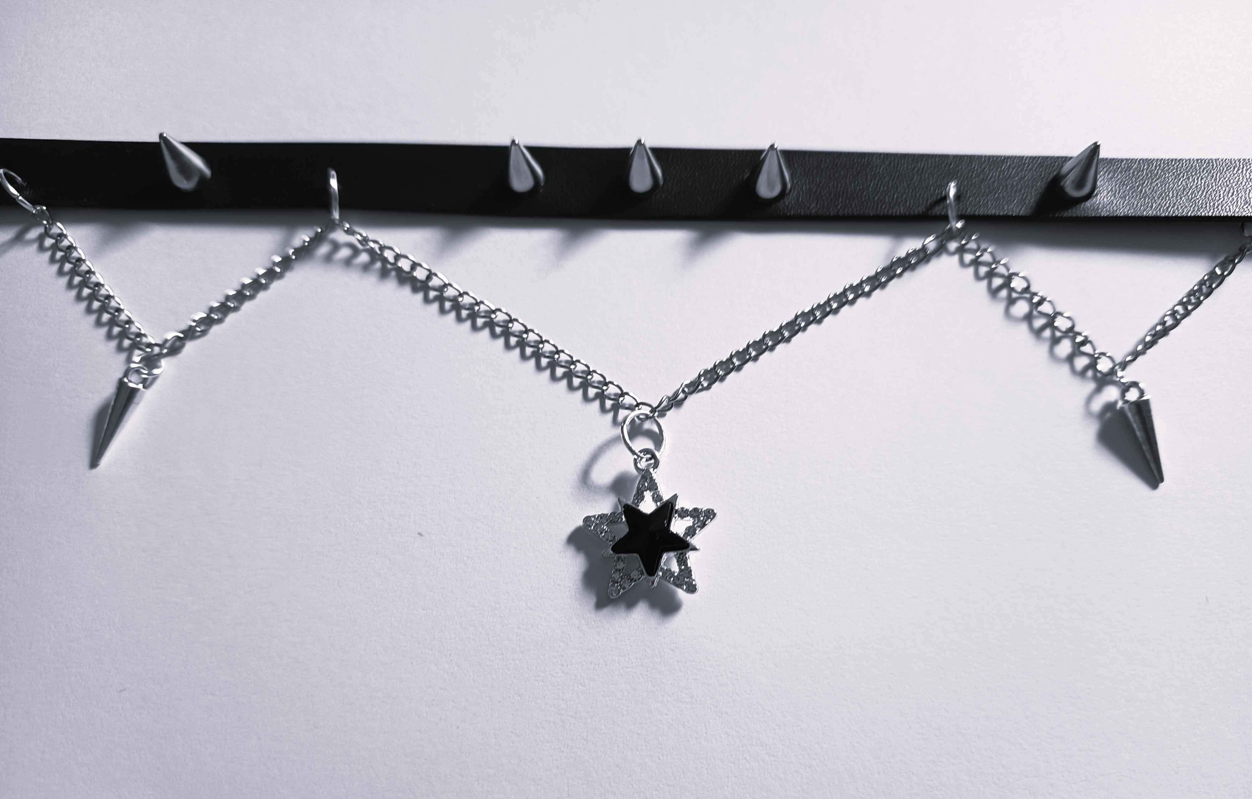Choker w stylu gotyckim z gwiazdką i soplami 2