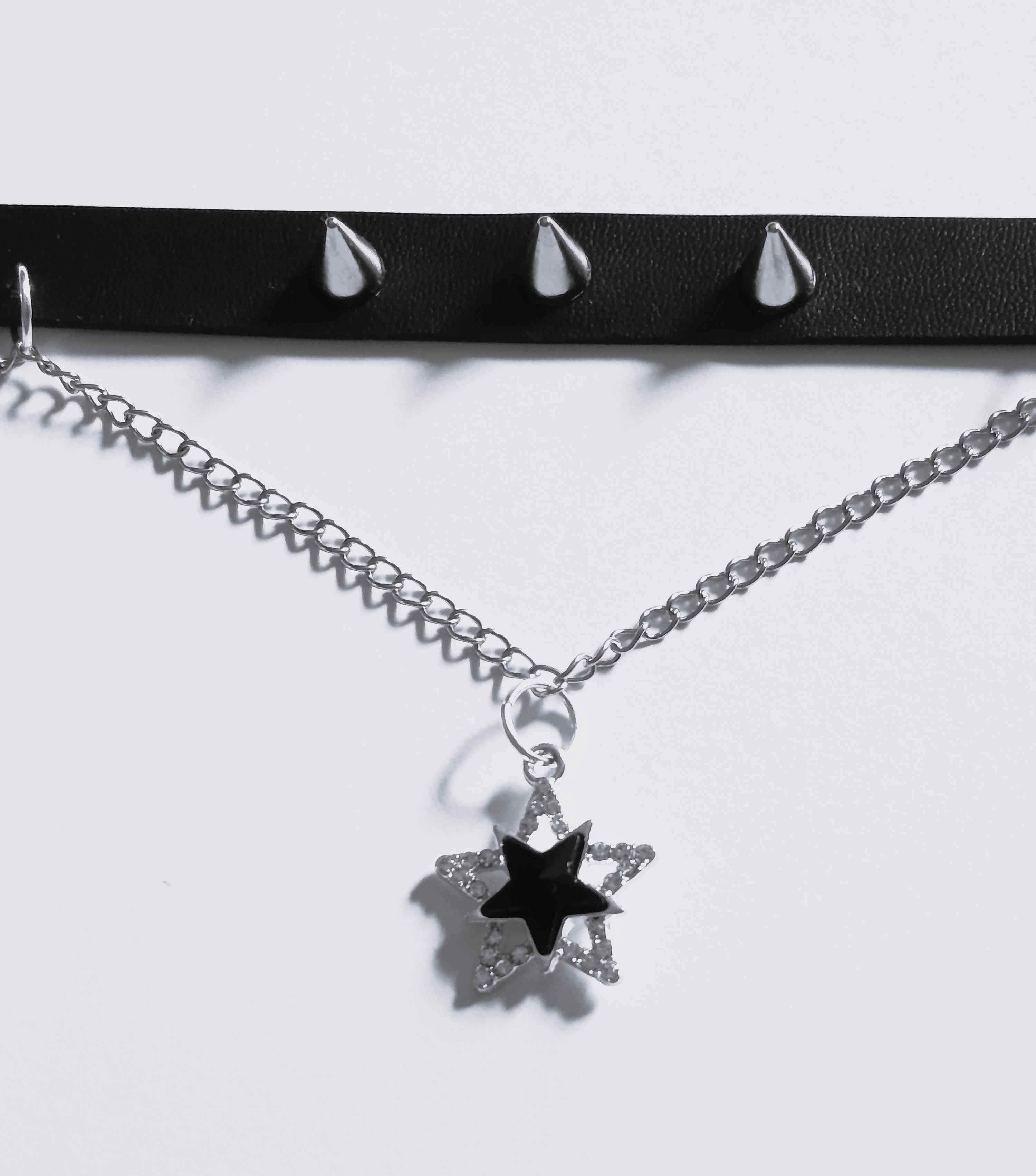 Choker w stylu gotyckim z gwiazdką i soplami 5