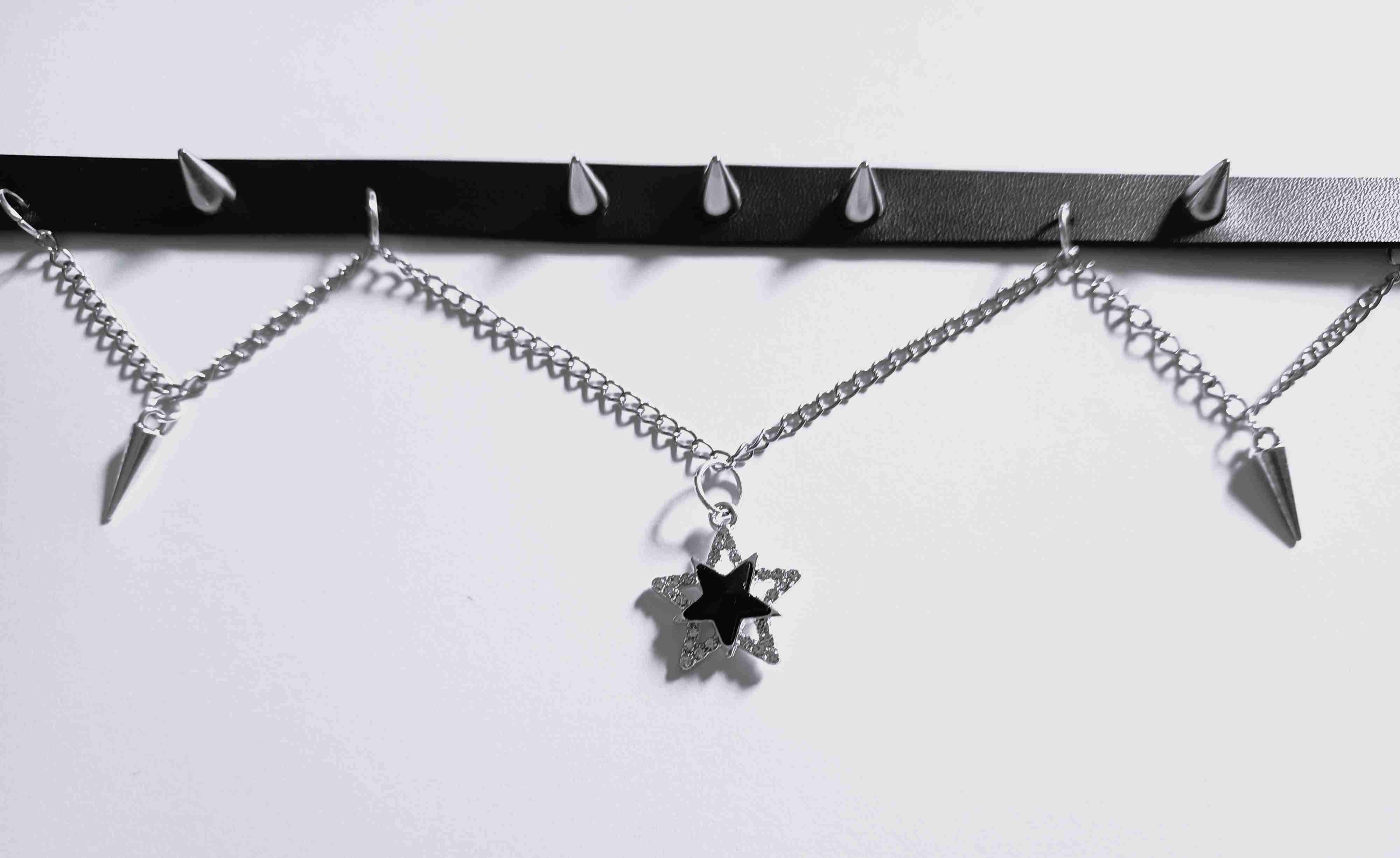 Choker w stylu gotyckim z gwiazdką i soplami 7
