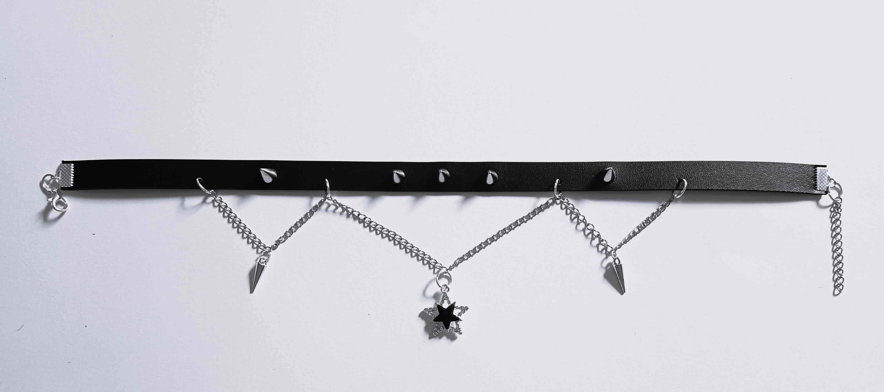 Choker w stylu gotyckim z gwiazdką i soplami 1
