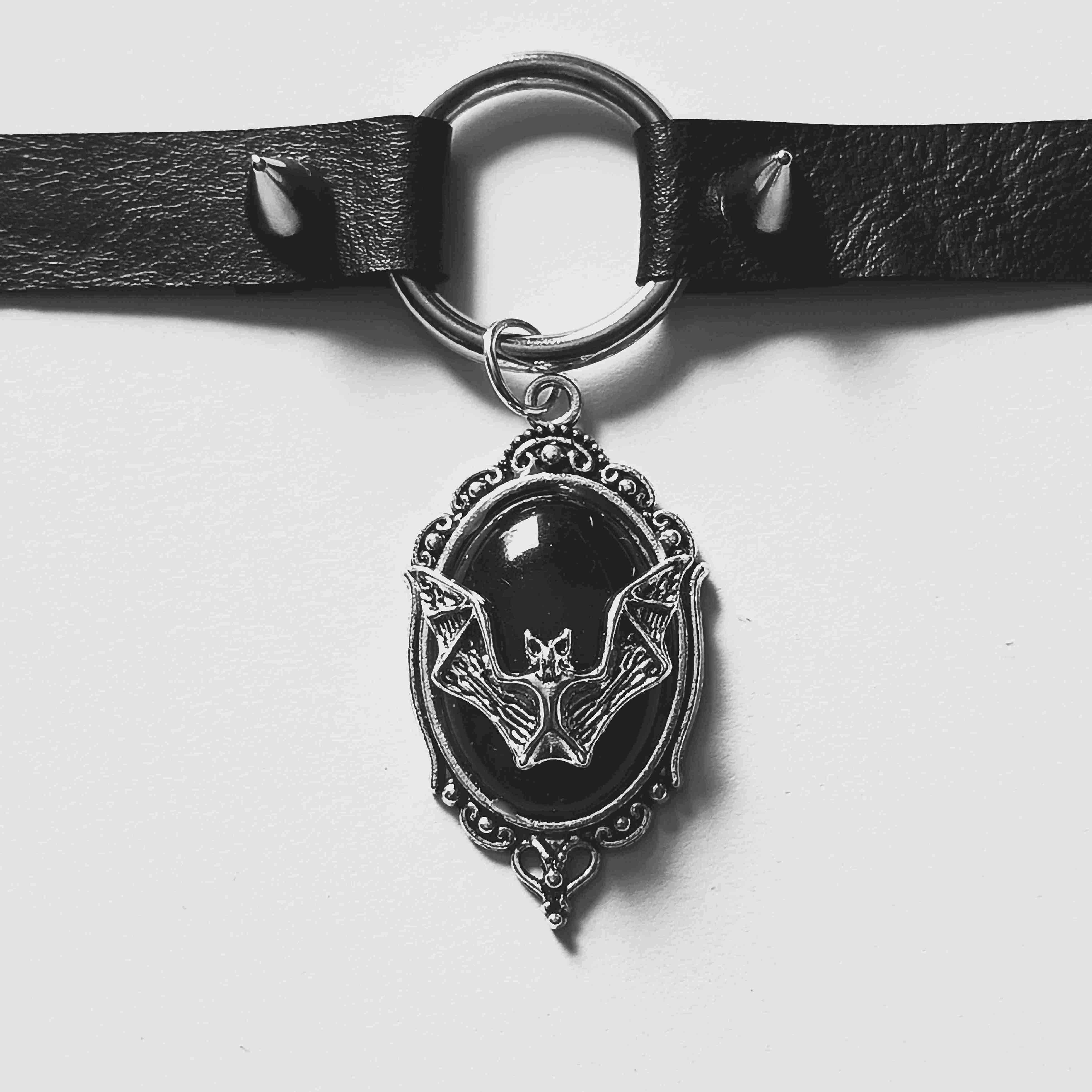 Gotycki choker z medalionem nietoperza 3