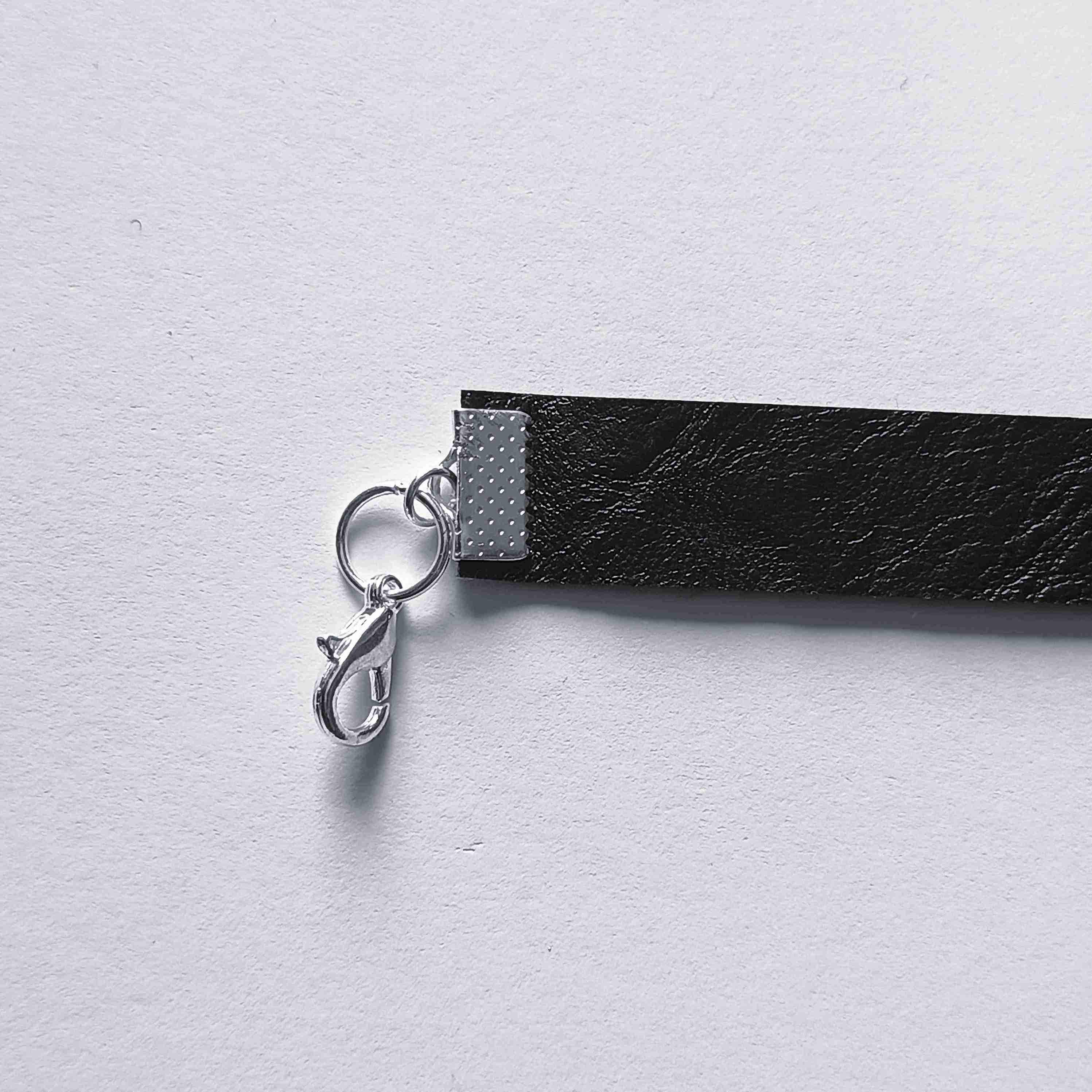 Choker w stylu gotyckim z krzyżem 4
