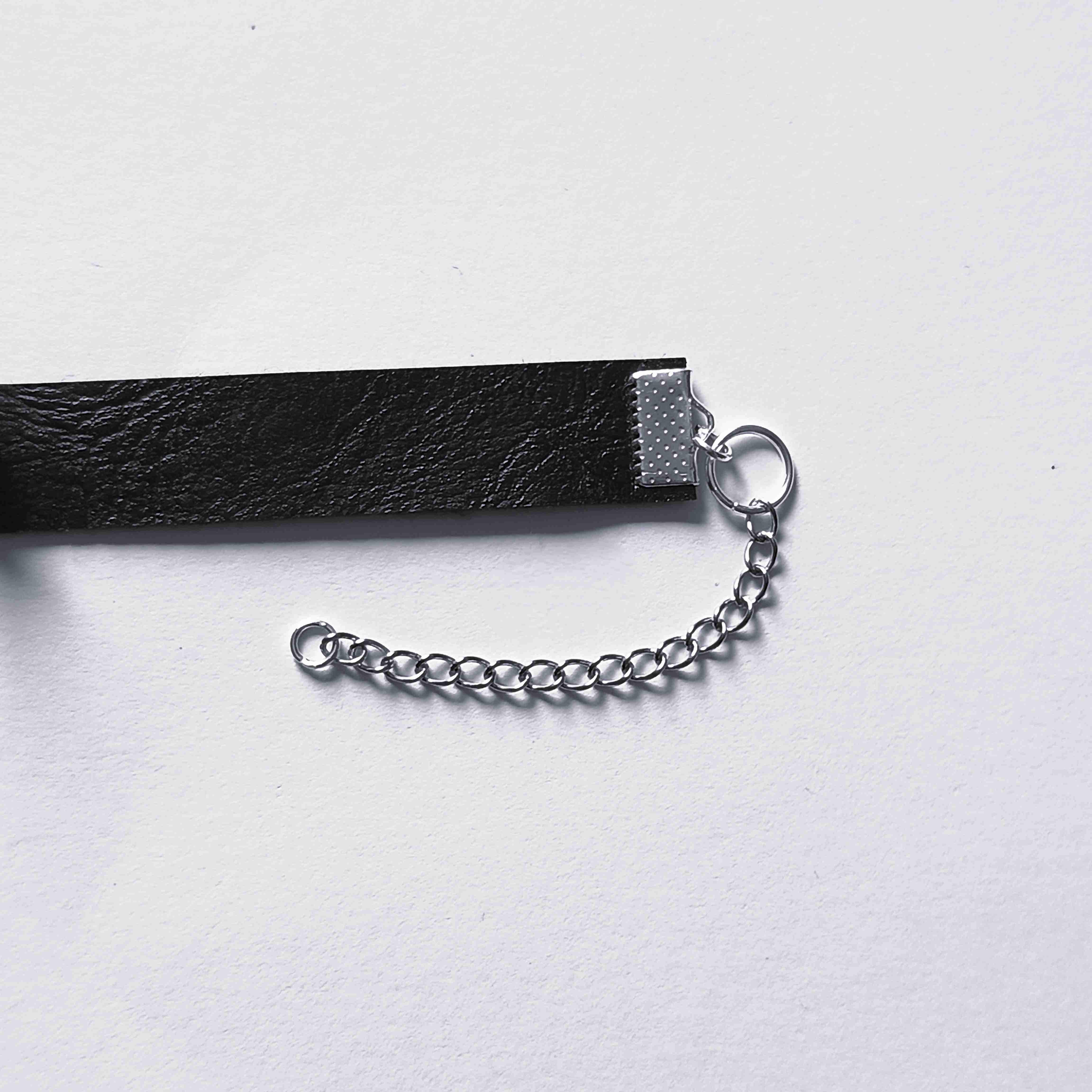 Choker w stylu gotyckim z krzyżem 3