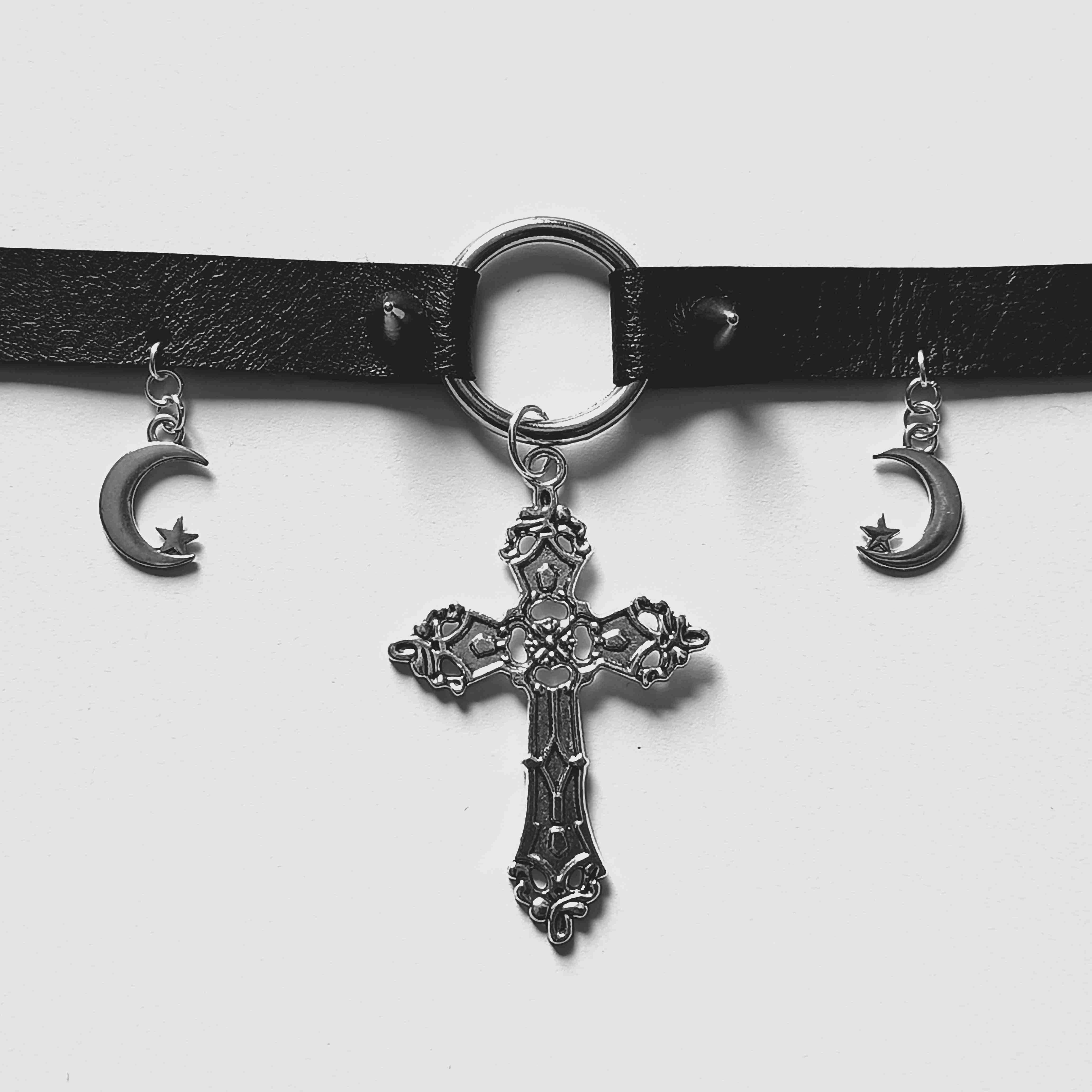 Choker w stylu gotyckim z krzyżem 2