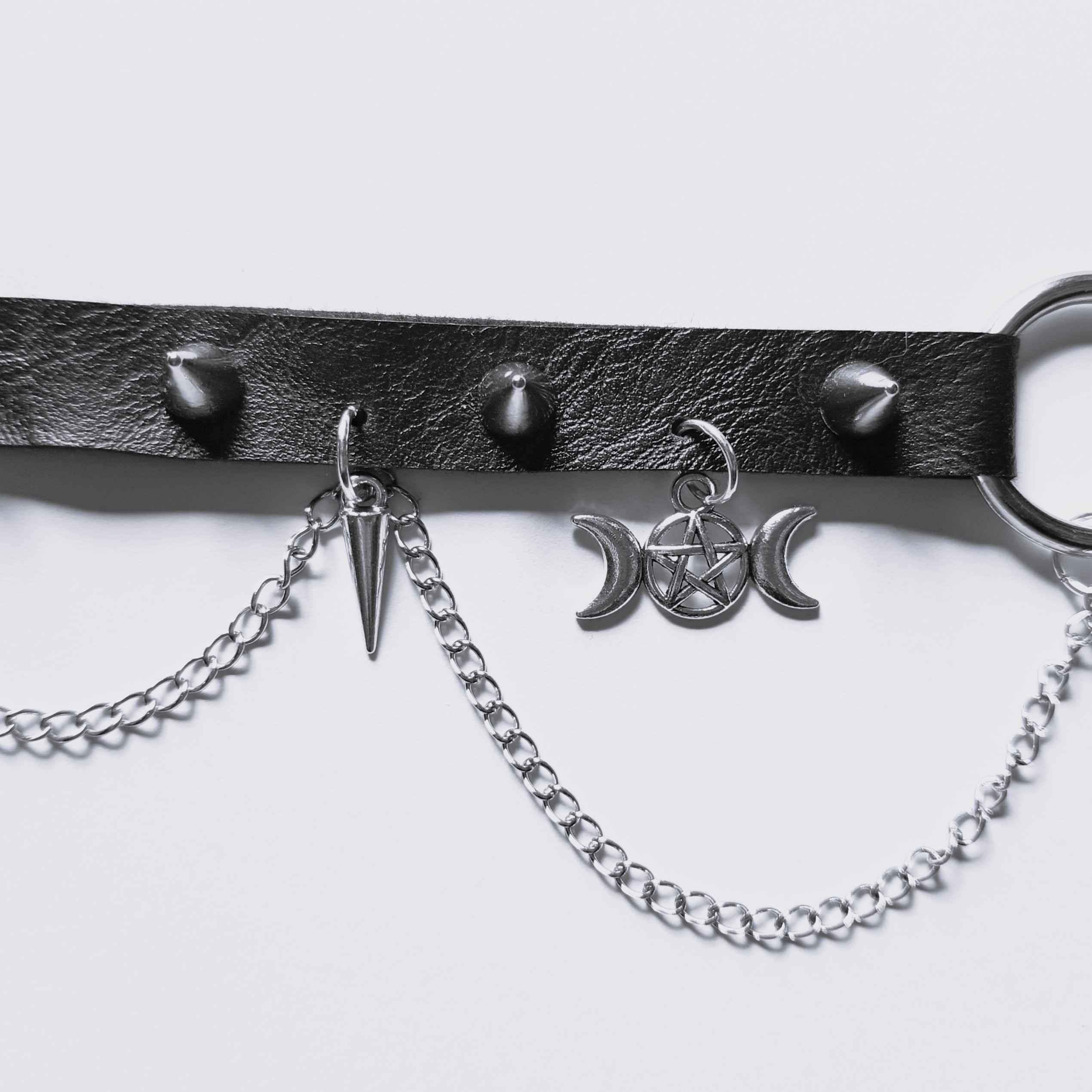 Gotycki choker z potrójnym księżycem i łańcuszkami 2