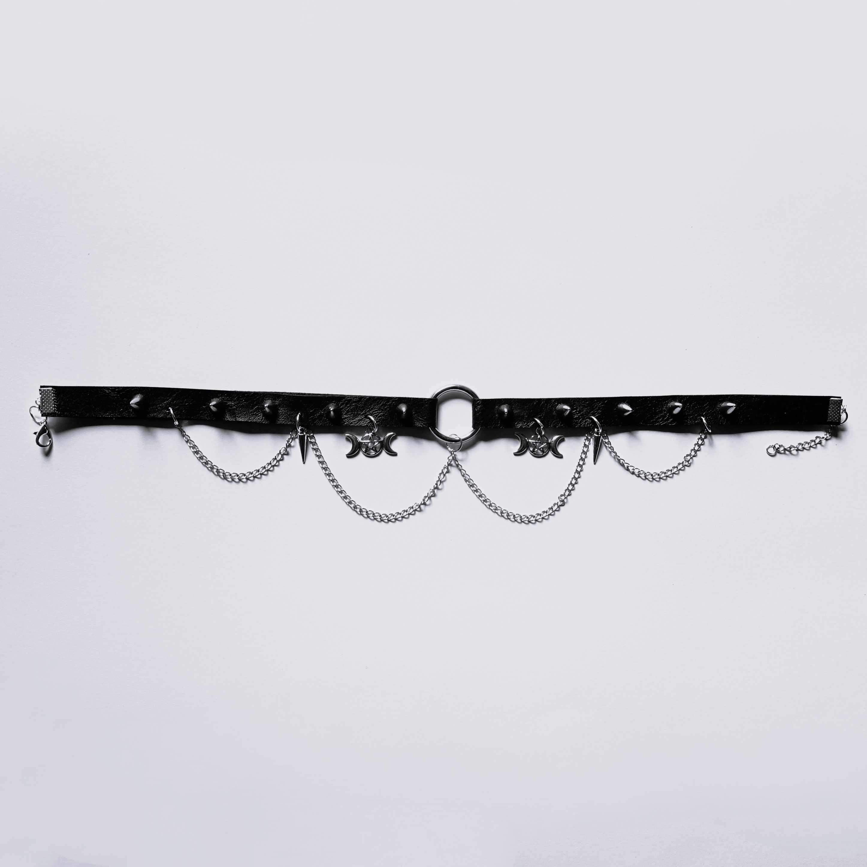 Gotycki choker z potrójnym księżycem i łańcuszkami 1